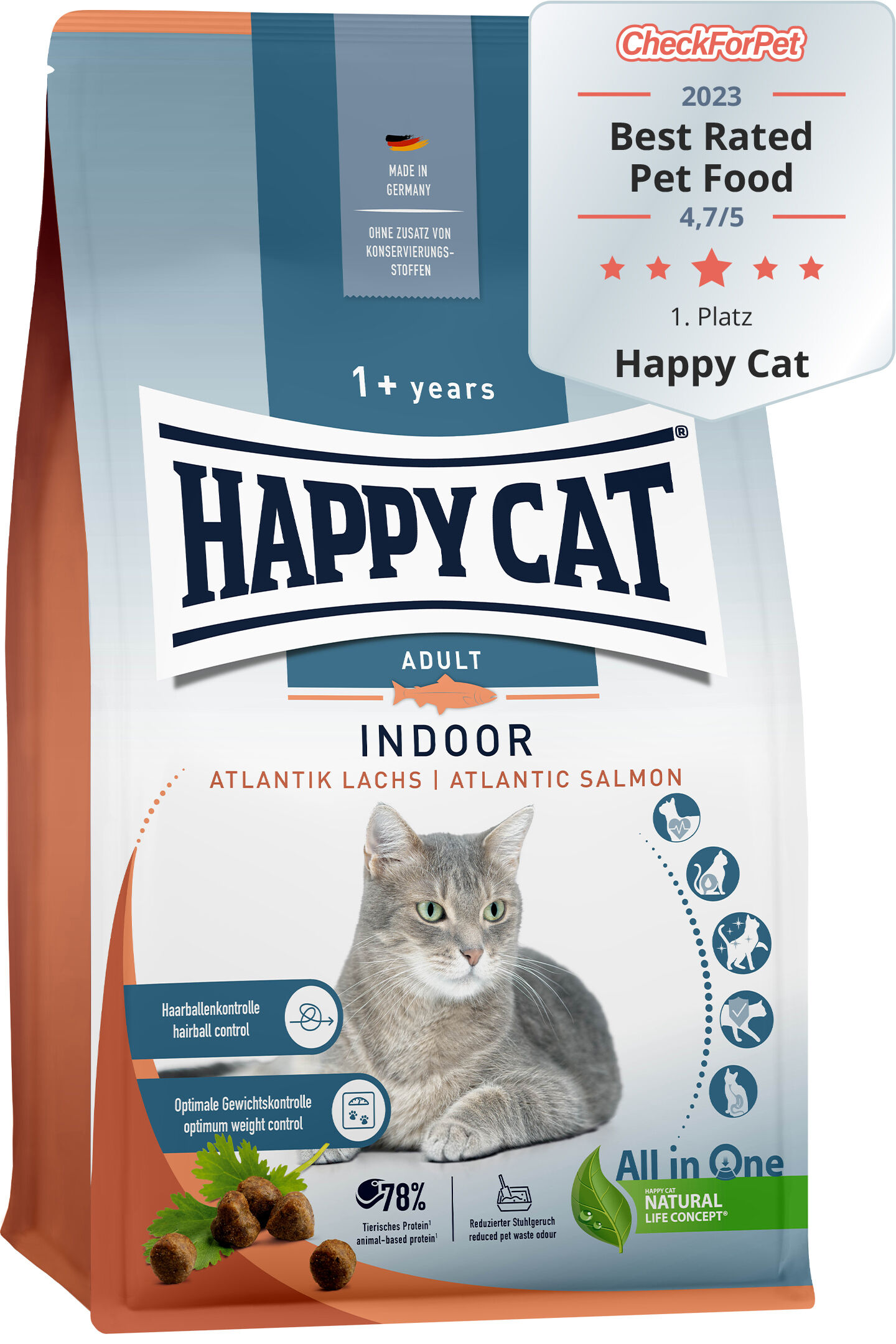 Ein Katzentrockenfutterbeutel mit der Aufschrift "Happy Cat Indoor Atlantik Lachs", zeigt eine graue Katze. Auszeichnungen: "Best Rated Pet Food 2023". Merkmale: Haarball- und Gewichtskontrolle.