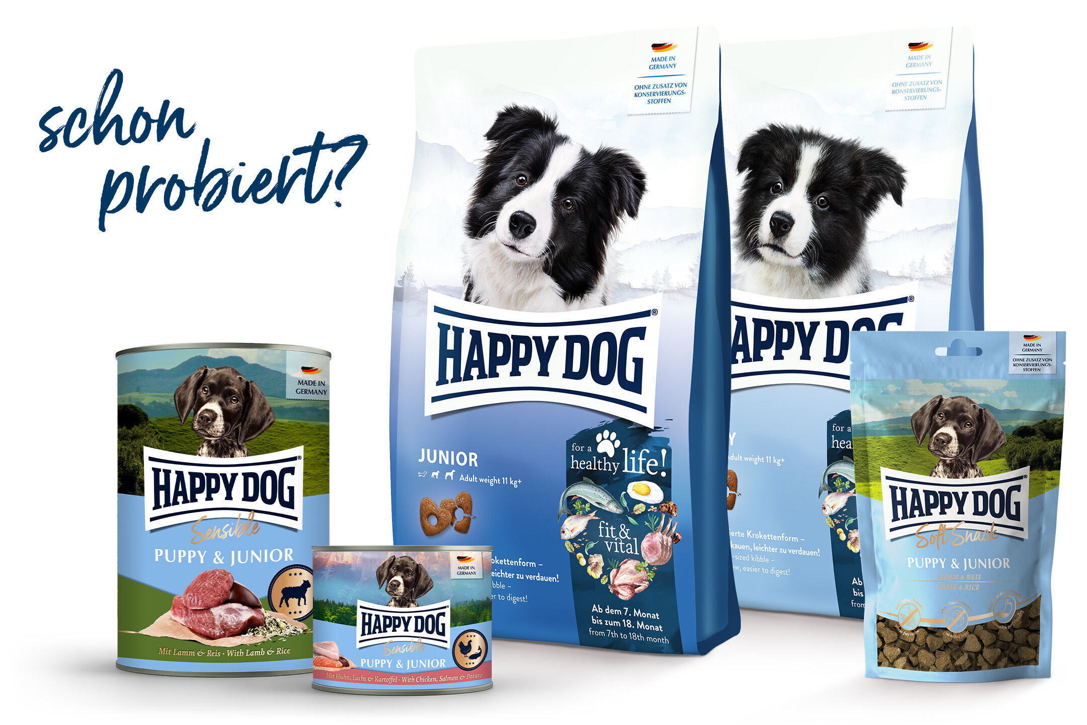 Verpackungen von Happydog Hundefutter für Welpen und junge Hunde mit Illustrationen und Schriftzug "schon probiert?" im Hintergrund. Enthält nützliche Informationen über das Produkt.