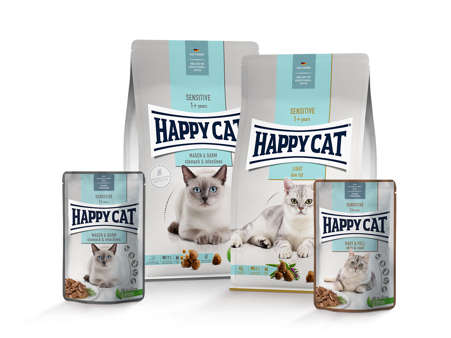 Vier Verpackungen von "Happy Cat" Katzenfutter stehen nebeneinander. Jede zeigt eine Katze und beschreibt sensitive Rezepturen für Verdauung oder Haut.