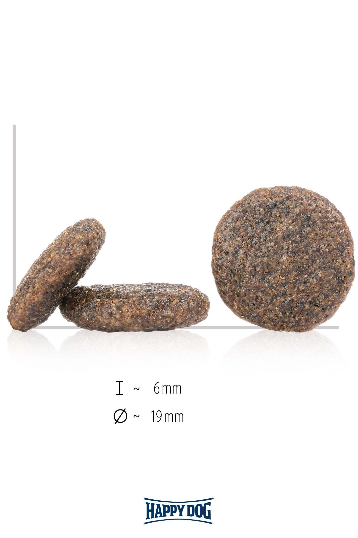 Zwei runde, braune Kaukroketten liegen auf einer weißen Fläche. Maße: Höhe ca. 6 mm, Durchmesser ca. 19 mm. Unten steht das Logo "Happydog".