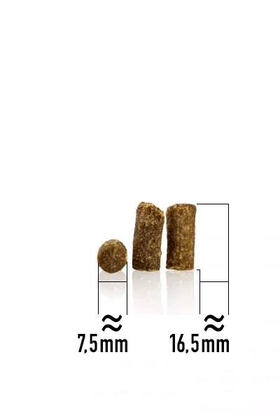 Drei braune, trockene Futterstücke in verschiedenen Formen und Größen; die gemessenen Dimensionen sind 7,5 mm und 16,5 mm, auf weißem Hintergrund.