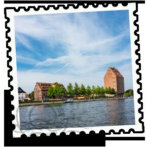 Briefmarke einer Stadt am Wasser.