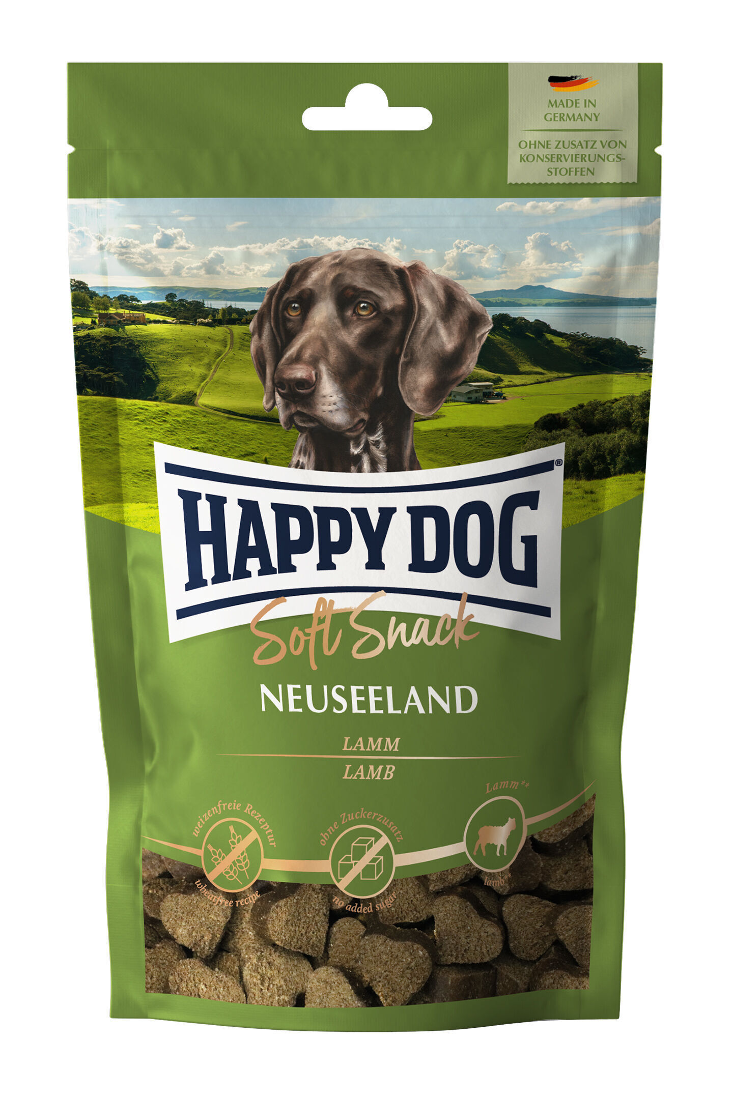 Verpackung von Happydog Soft Snack Neuseeland mit Lammgeschmack, illustriert mit einem Hund und einer grünen Landschaft. Text: „Made in Germany, ohne Zusatz von Konservierungsstoffen“.