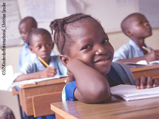 Kinder in einer afrikanischen Schule beim Lernen