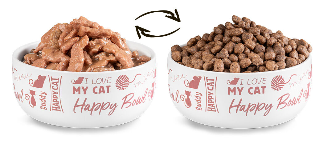 Futternapf auf der linken Seite ist mit Happy Cat Nassfutter und der Napf rechts mit Trockenfutter gefüllt.