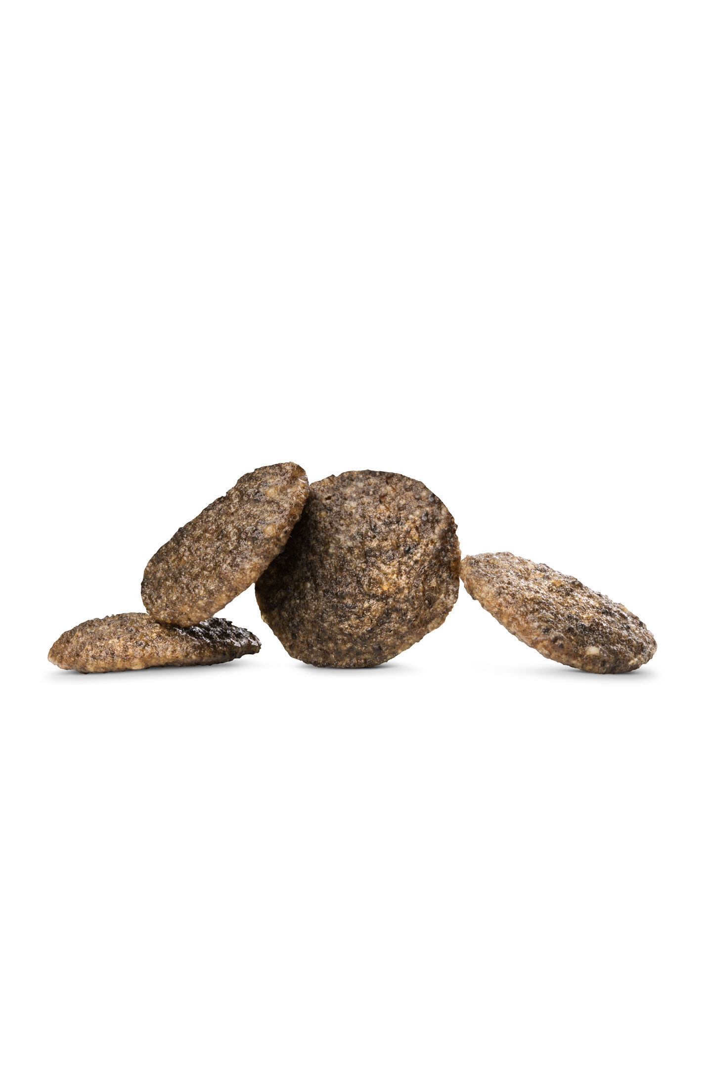 Vier runde, braune Hundekekse liegen auf weißem Hintergrund. Happydog präsentiert die Snacks gleichmäßig verteilt und texturiert.