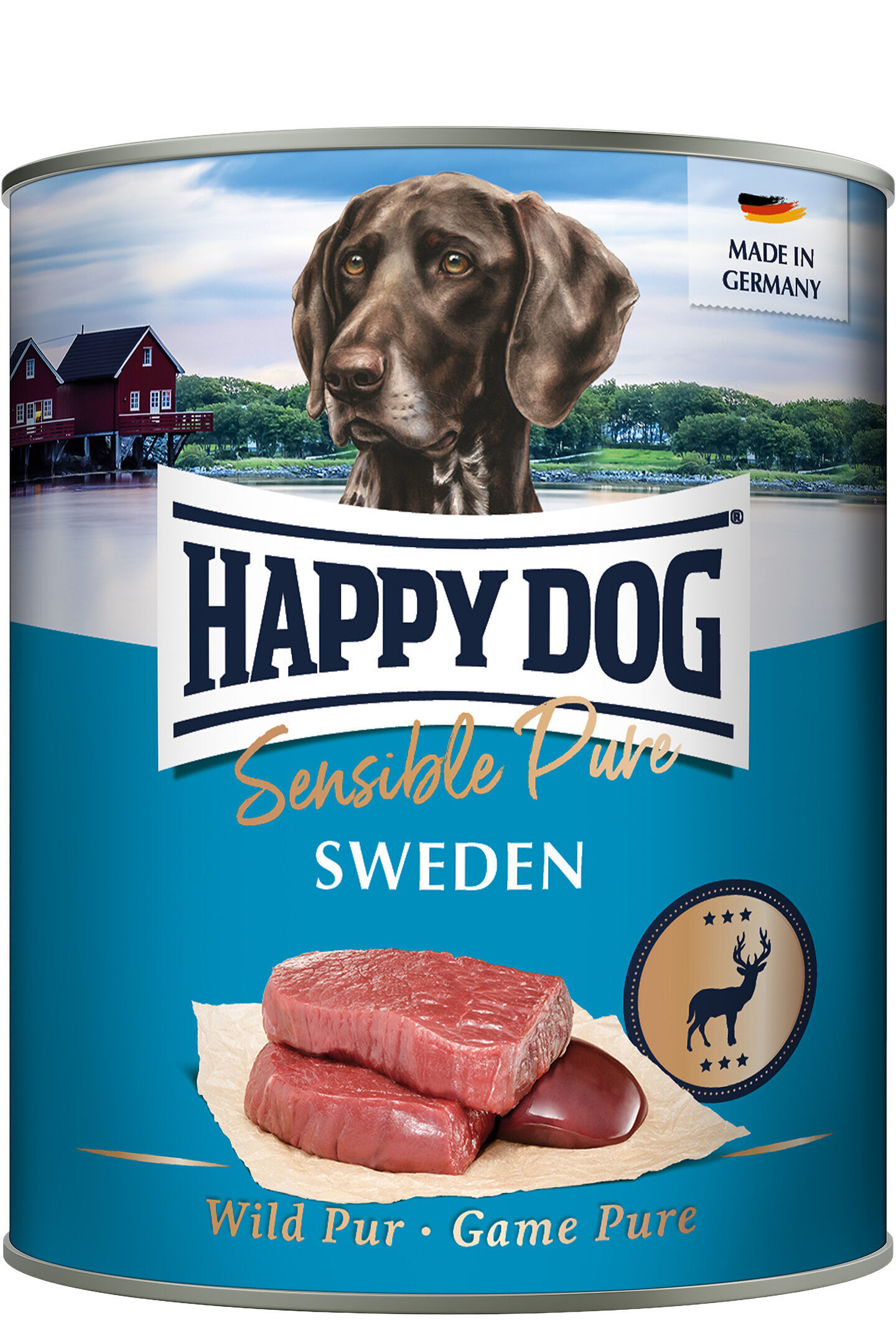 Hundekonservendose mit Bild eines braunen Hundes im Vordergrund, daneben rohes Fleisch. Text: "HAPPY DOG Sensible Pure SWEDEN Wild Pur - Game Pure. Made in Germany." Im Hintergrund eine Landschaft.