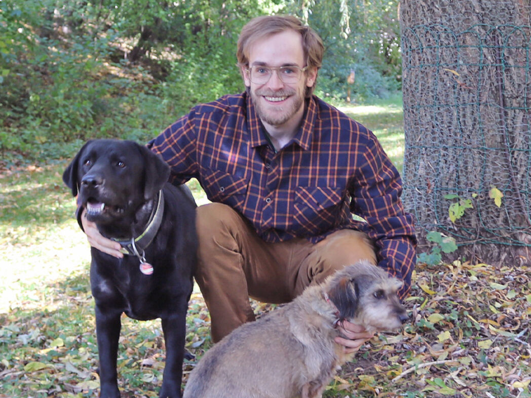 Nachhaltigkeitsexperte im Hause Interquell: Andreas Müller mit zwei Hunden unter einem Baum