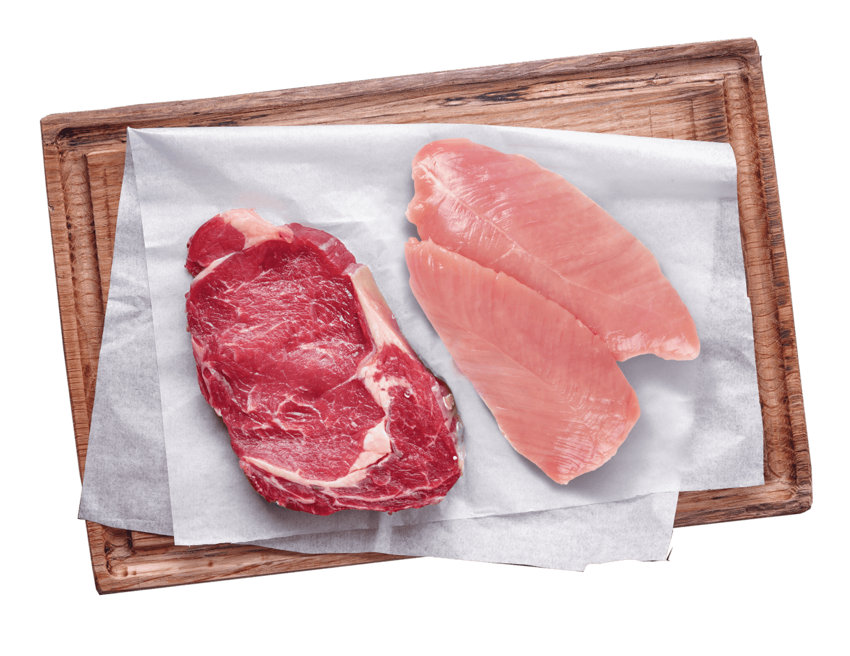 Zwei rohe Fleischstücke, rotes und helles Fleisch, liegen auf Backpapier auf einem hölzernen Schneidebrett.