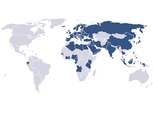 Weltkarte, auf der alle Länder blau markiert sind, in die Happy Dog Futter geliefert wird