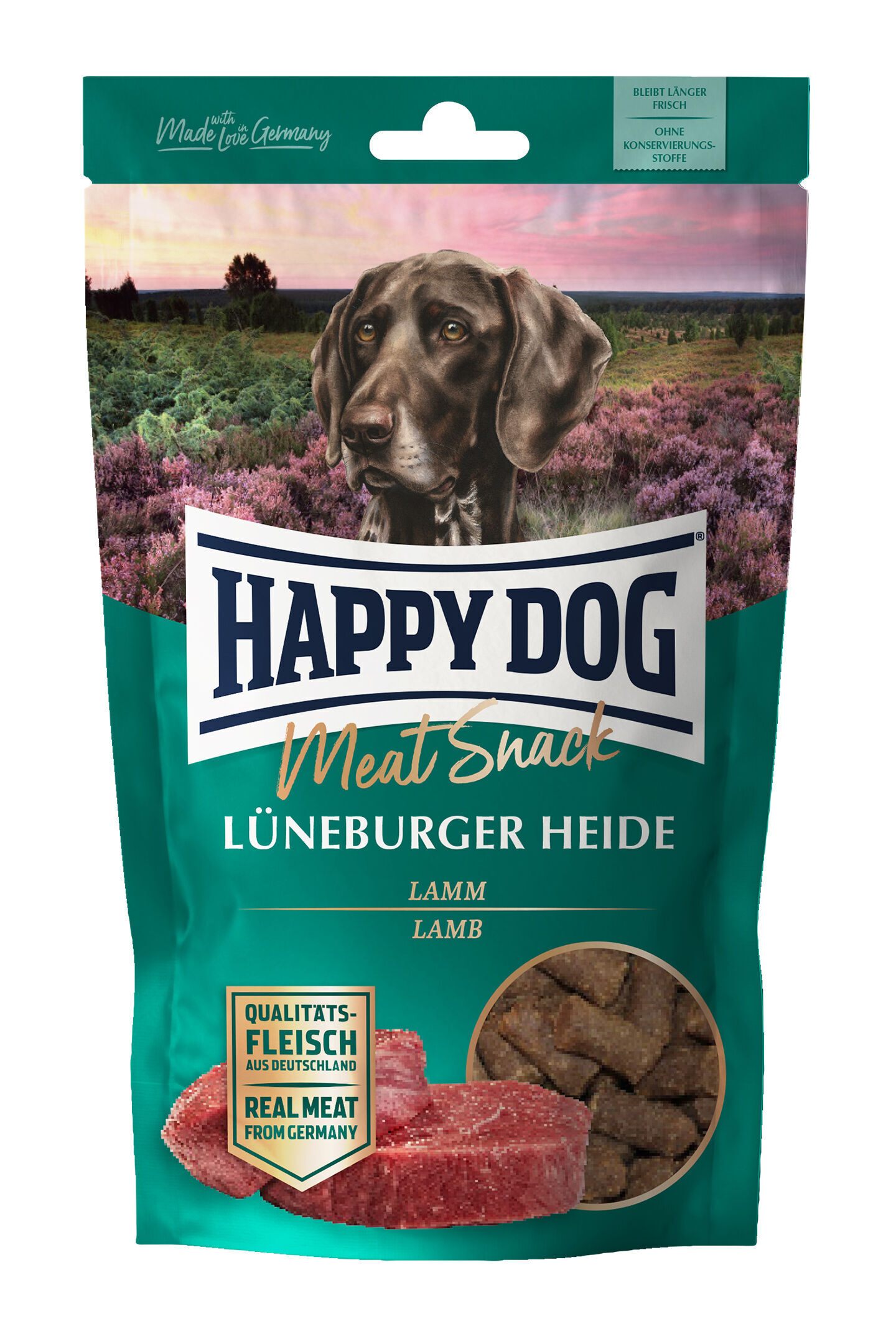 Verpackung eines Hundesnacks mit Lammgeschmack. "Happy Dog Meat Snack Lüneburger Heide" steht auf der Tüte, die einen Hund in einer Heidelandschaft zeigt. Enthält Qualitätsfleisch aus Deutschland.