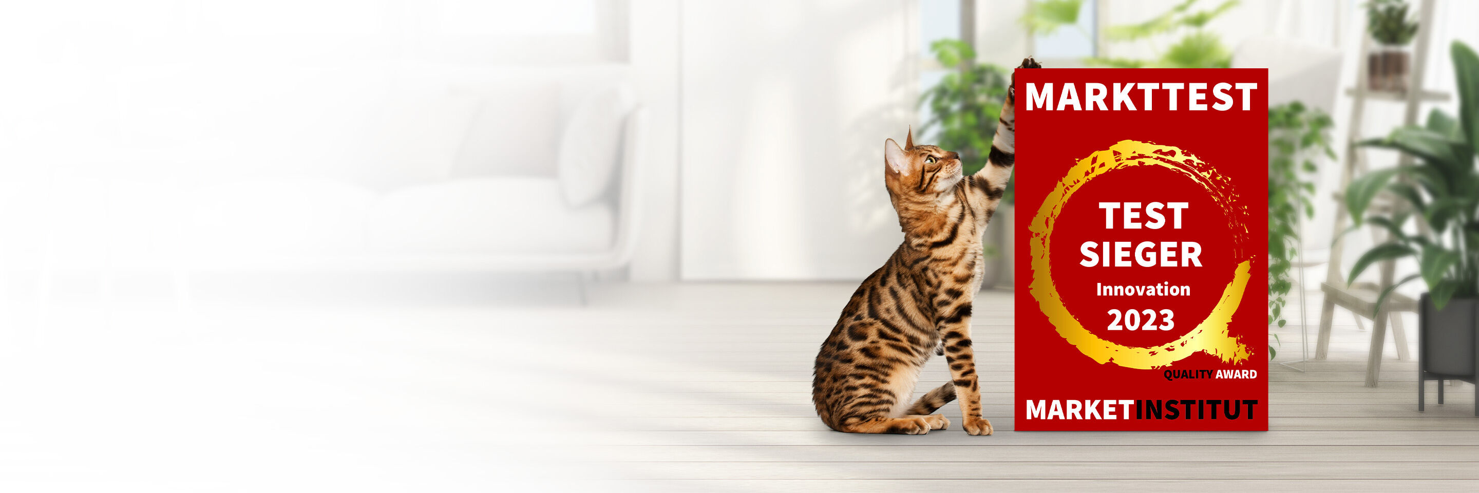 Bengal-Katze sitzt links neben Markttest-Auszeichnung von Happy Cat zum Testsieger