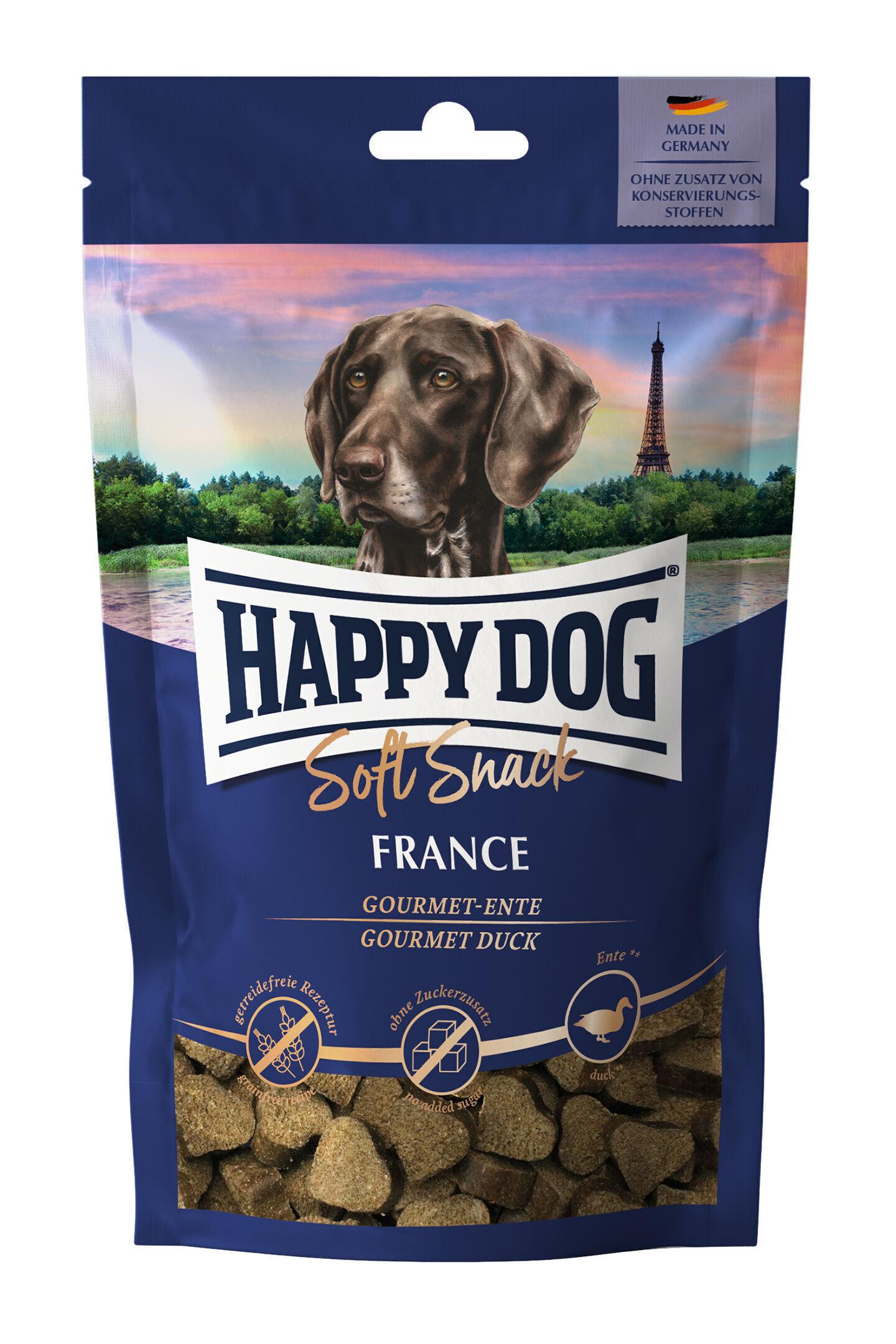 Verpackung fรผr Hundesnacks der Marke "Happydog" mit Bild eines Hundes vor dem Eiffelturm, Text: "Soft Snack France, Gourmet-Ente, Made in Germany, ohne Konservierungsstoffe."