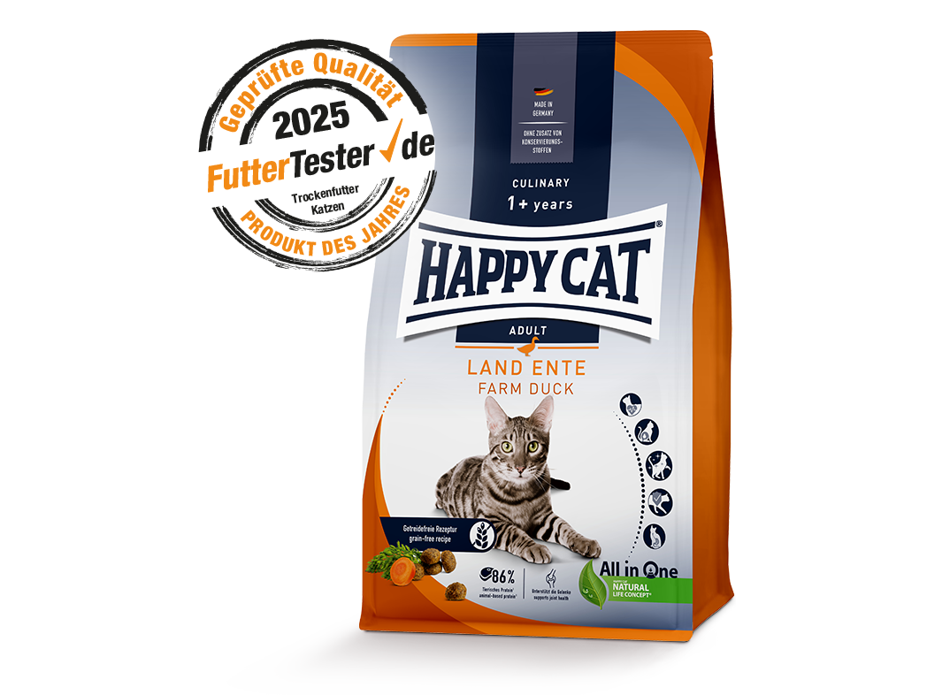 Eine Packung Trockenfutter für Katzen in der Sorte Land-Ente mit Auszeichnung zum Produkt des Jahres 2025