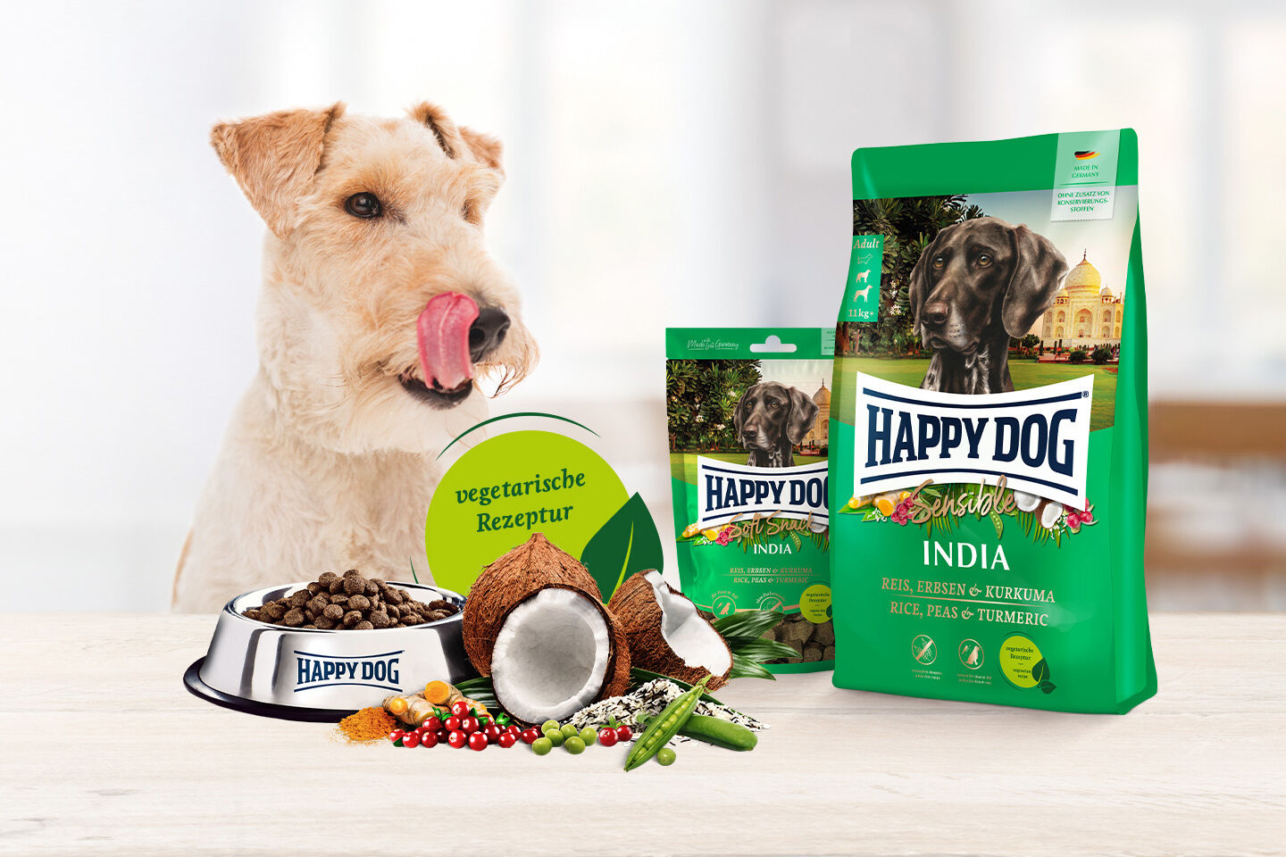 Ein weißer Hund schleckt sich das Maul. Vor ihm steht vegetarisches Hundefutter.