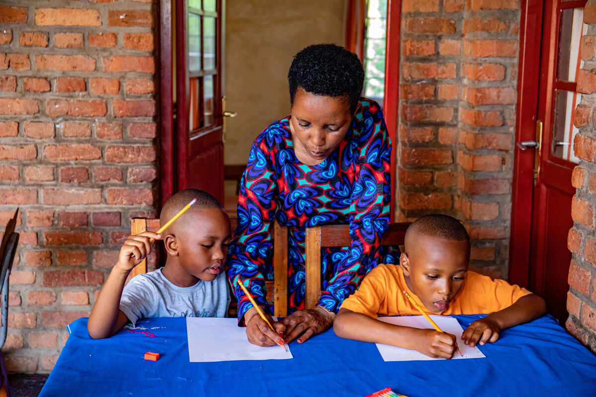 Kinder in Afrika lernen schreiben