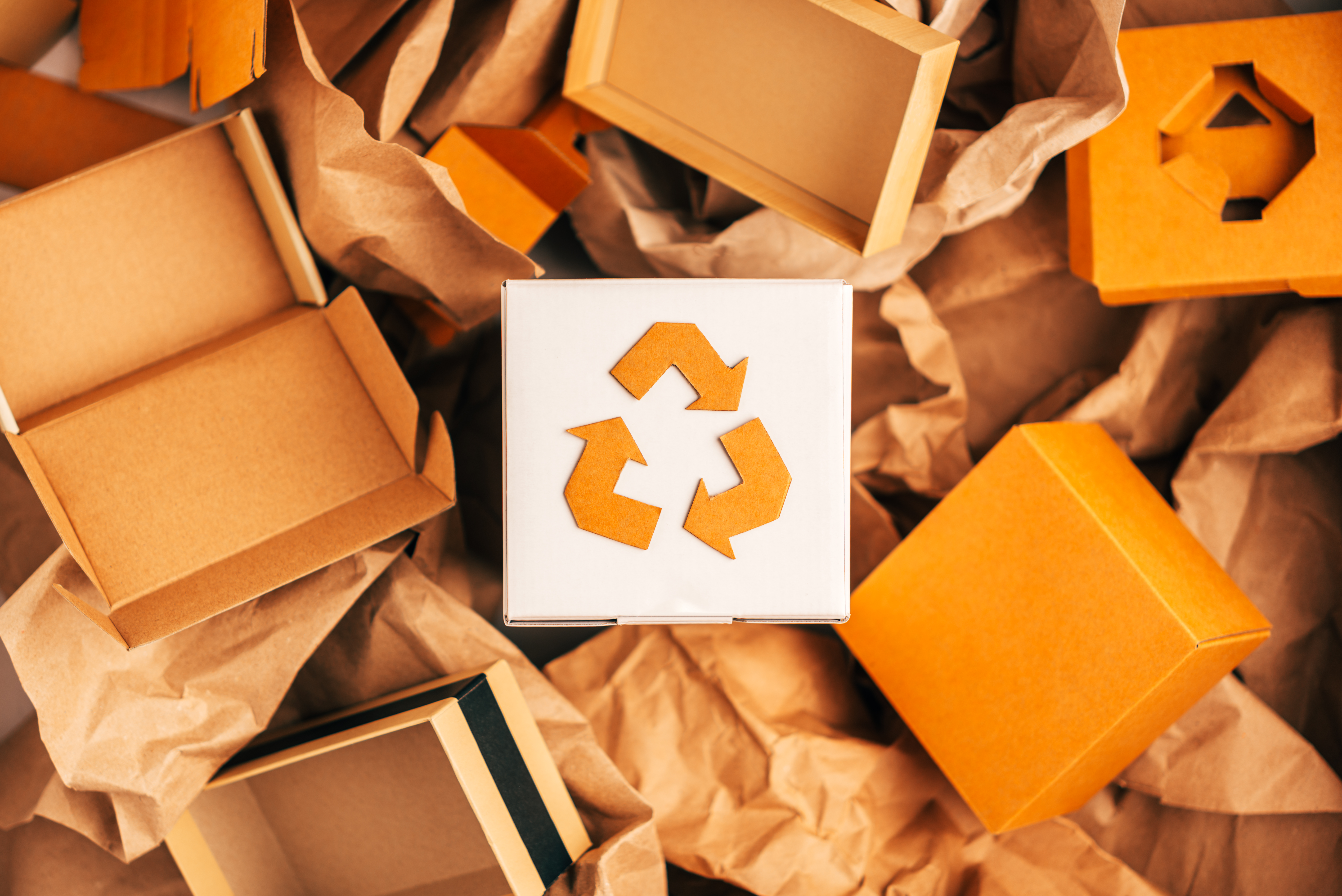 Ein Container voll mit Kartons und Papier