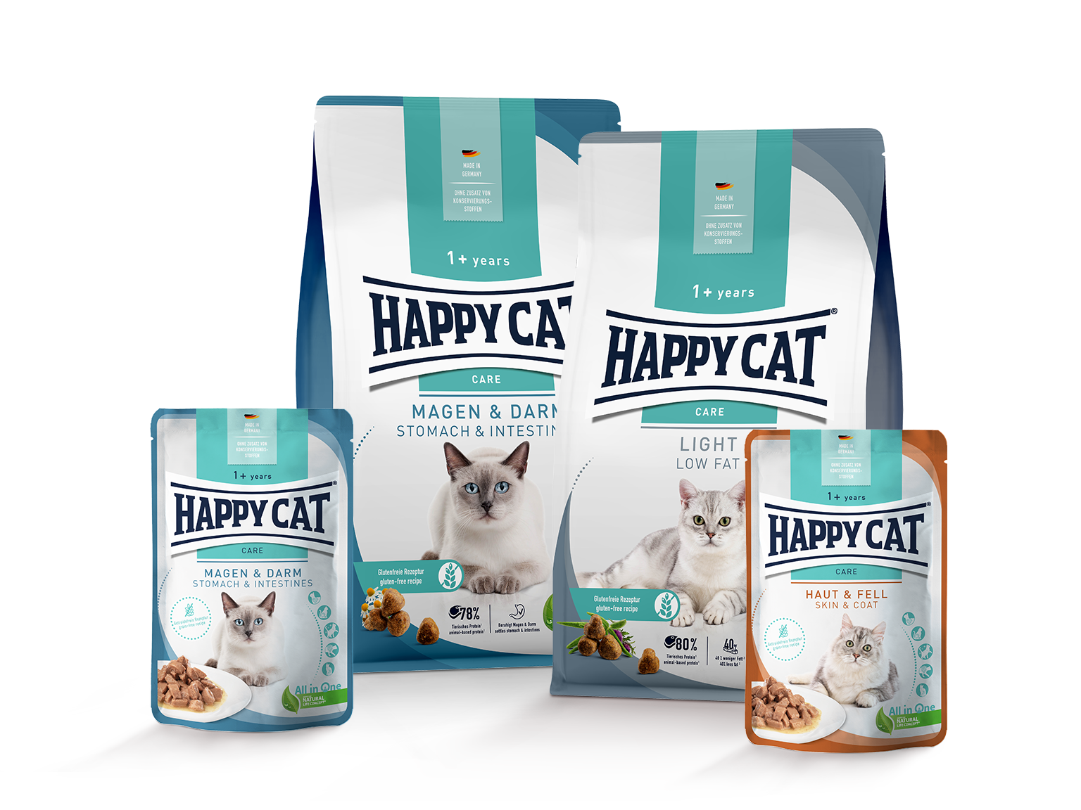 Vier Happy Cat Futtermittelverpackungen für Katzen, variierend in Art und Größe, mit Abbildungen von Katzen, betont für Haut, Fell, Magen und Darm, glutenfreie Rezeptur, hergestellt in Deutschland.