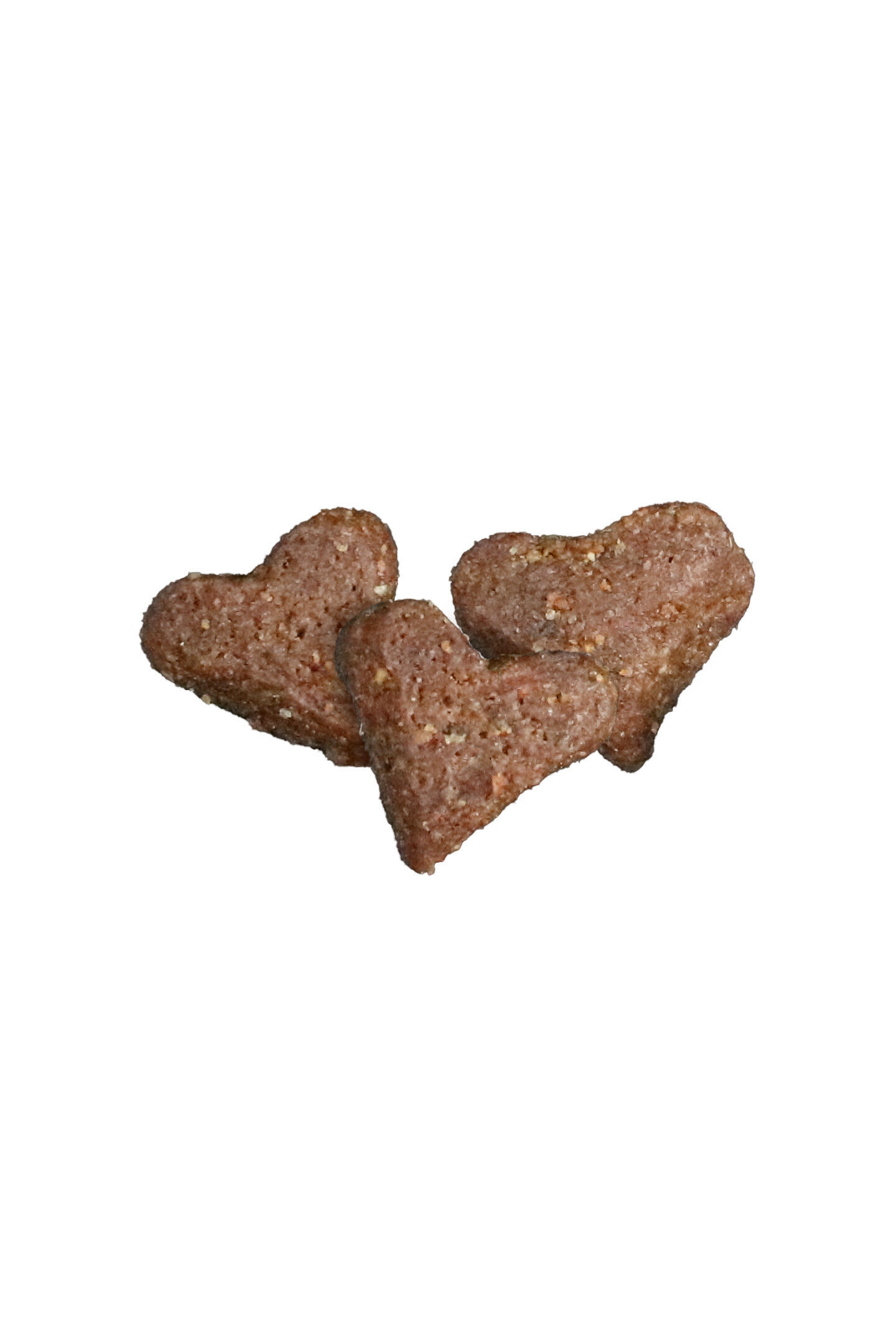 Drei herzförmige braune Kekse liegen nebeneinander auf weißem Hintergrund. Happycat bietet geschmackvolle Belohnungen für Heimtiere.