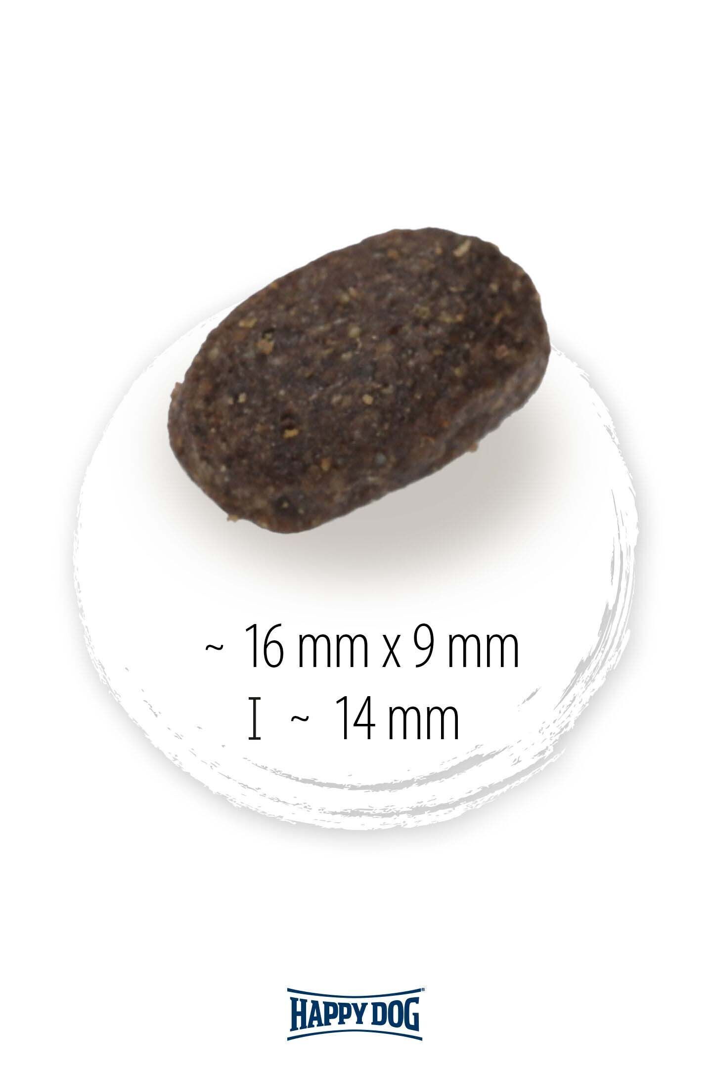 Ein einzelnes, dunkelbraunes Hundetrockenfutterstück von Happydog liegt auf weißem Hintergrund. Text: "∼ 16 mm x 9 mm ∣ ∼ 14 mm".