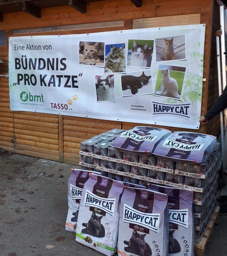 Palette mit Happy Cat Sterilised Futter, das gespendet wurde für eine Kastrationsaktion