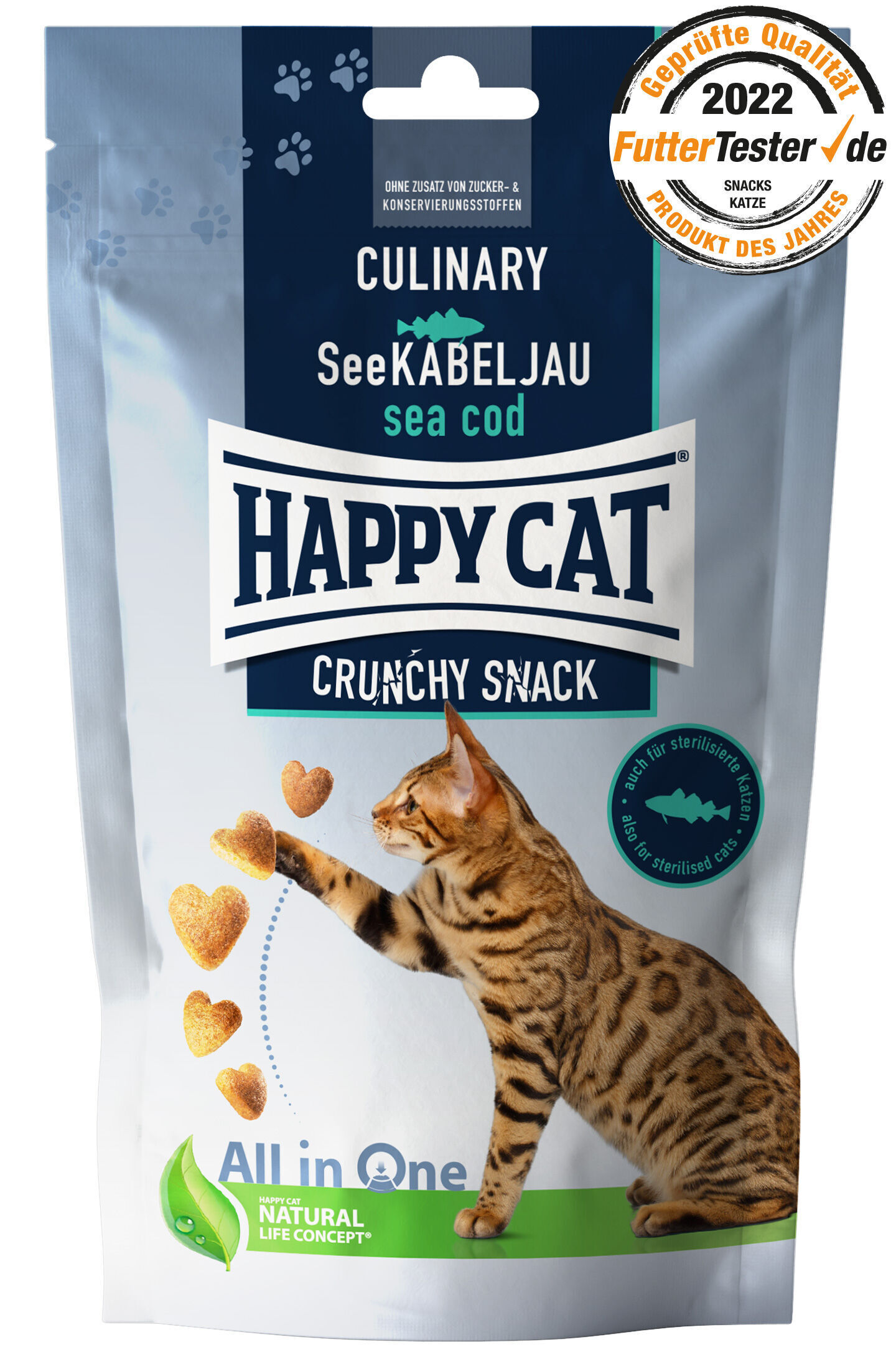 Verpackung von „Happy Cat“ Snack für Katzen, Geschmacksrichtung SeeKabeljau, zeigt eine Katze, die spielerisch herzförmige Snacks fängt. Text: „Auch für sterilisierte Katzen“.