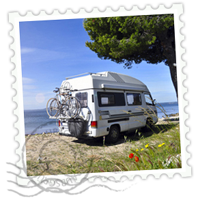 Briefmarke eines Camper am Meer.