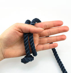 blaues Seil um eine Hand gewickelt
