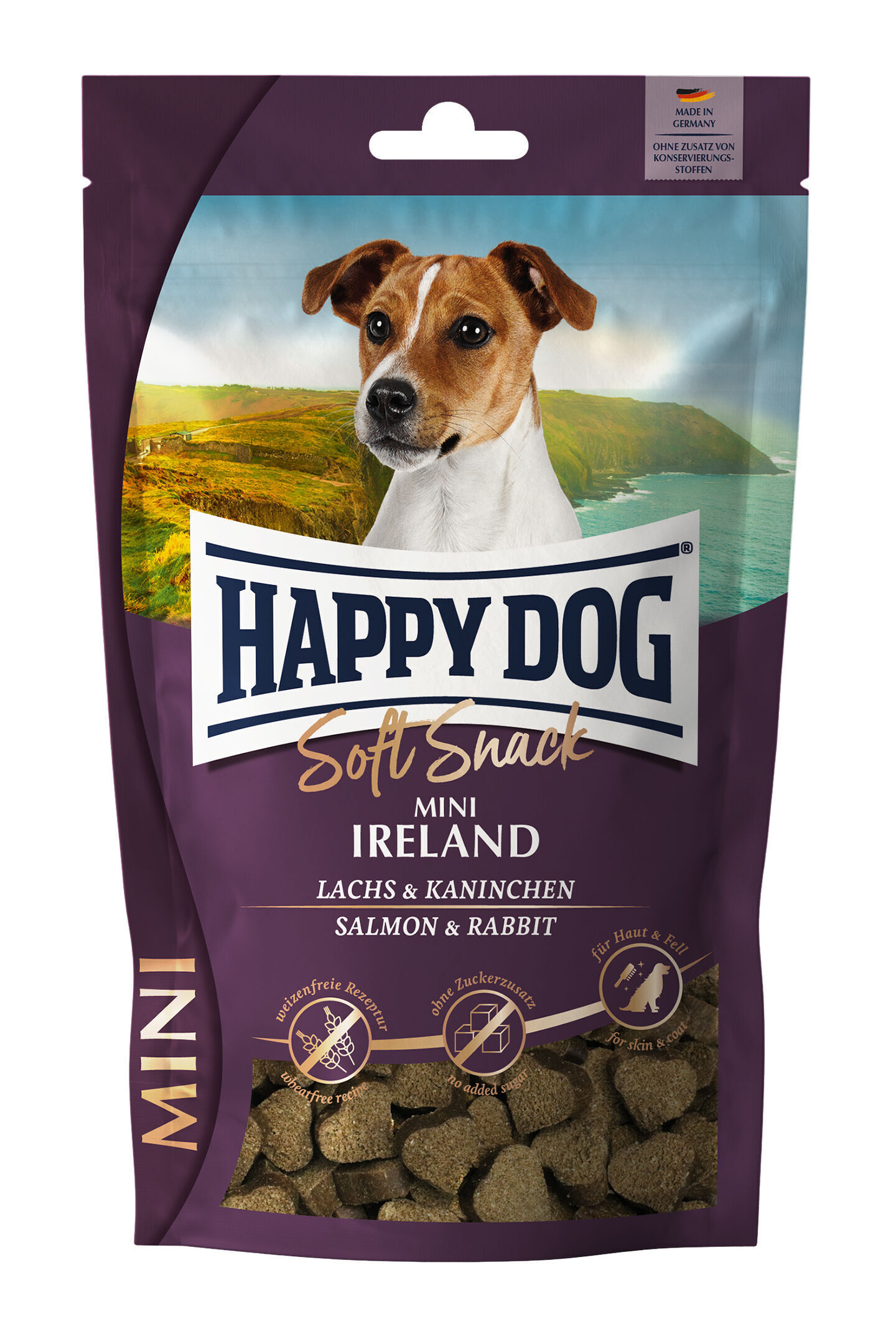 Packung mit Happydog Soft Snack Mini Ireland, Lachs und Kaninchen, zeigt einen Hund vor einer irischen Küstenlandschaft mit Text "Made in Germany" und "ohne Zusatz von Konservierungsstoffen".