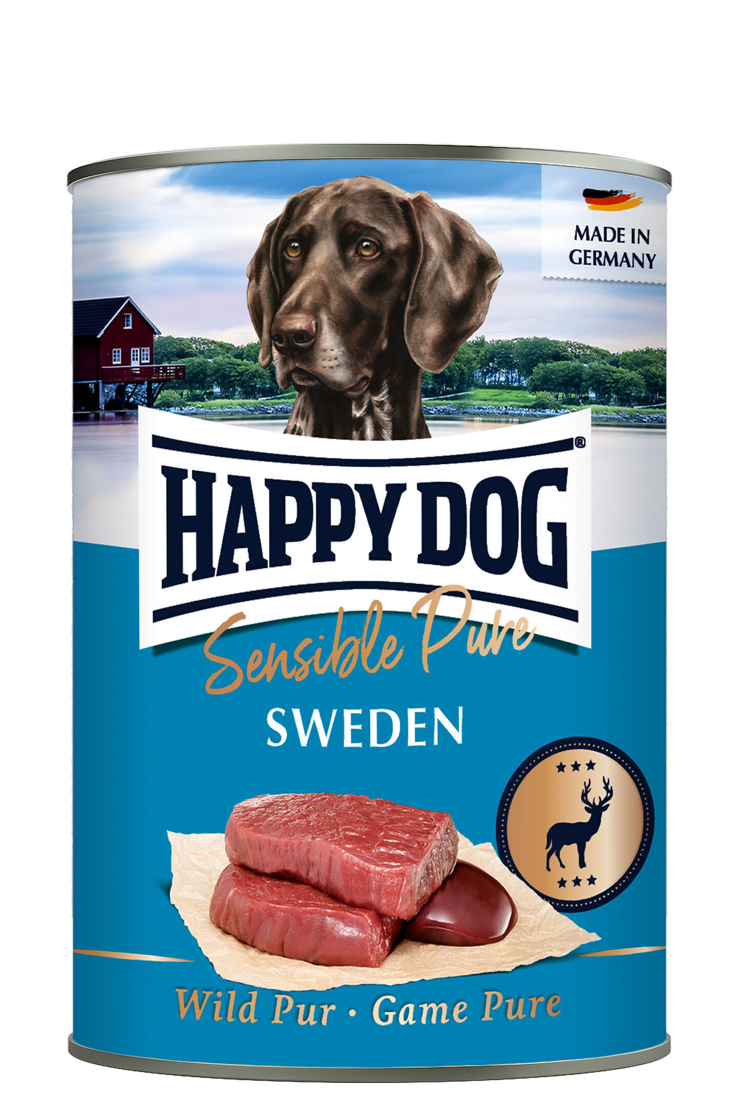 Hundefutterdose zeigt Hundebild mit Schriftzug "HAPPY DOG Sensible Pure SWEDEN". Enthält Rohfleisch, Wildthema. Hintergrund zeigt Landschaft, Text: "MADE IN GERMANY".
