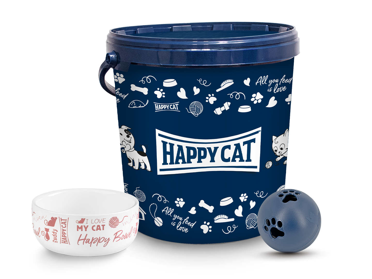 Blaue Happy Cat Futtertonne in der Mitte, links daneben ein Keramiknapf mit Happy Cat Aufdruck und rechts daneben ein Snackball