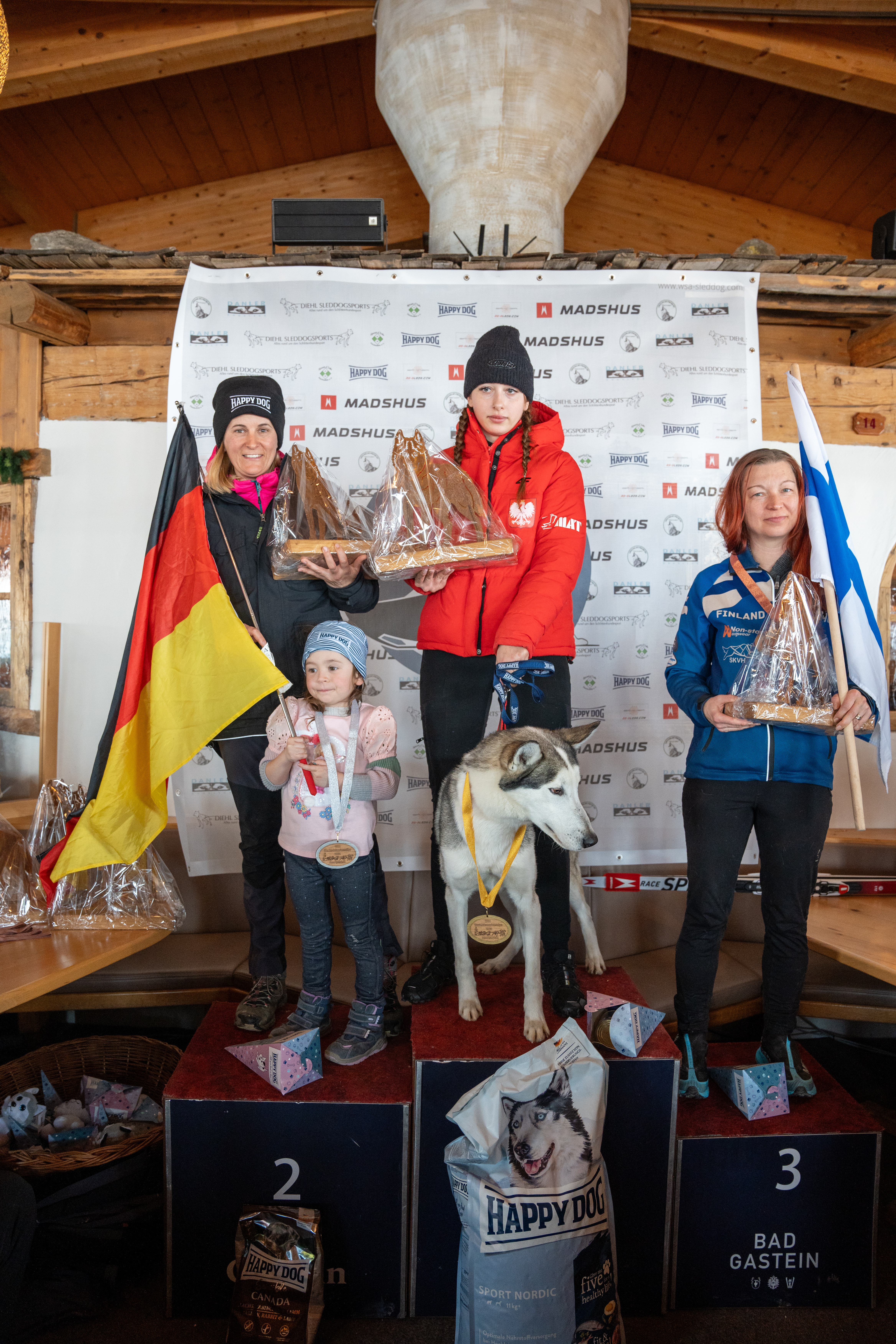 Siegerpodest mit den drei Siegerinnen bei der Schlittenhunde-Weltmeisterschaft