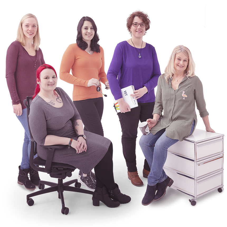 Service Mitarbeiter stehen und sitzen nebeneinander und lächeln in die Kamera.