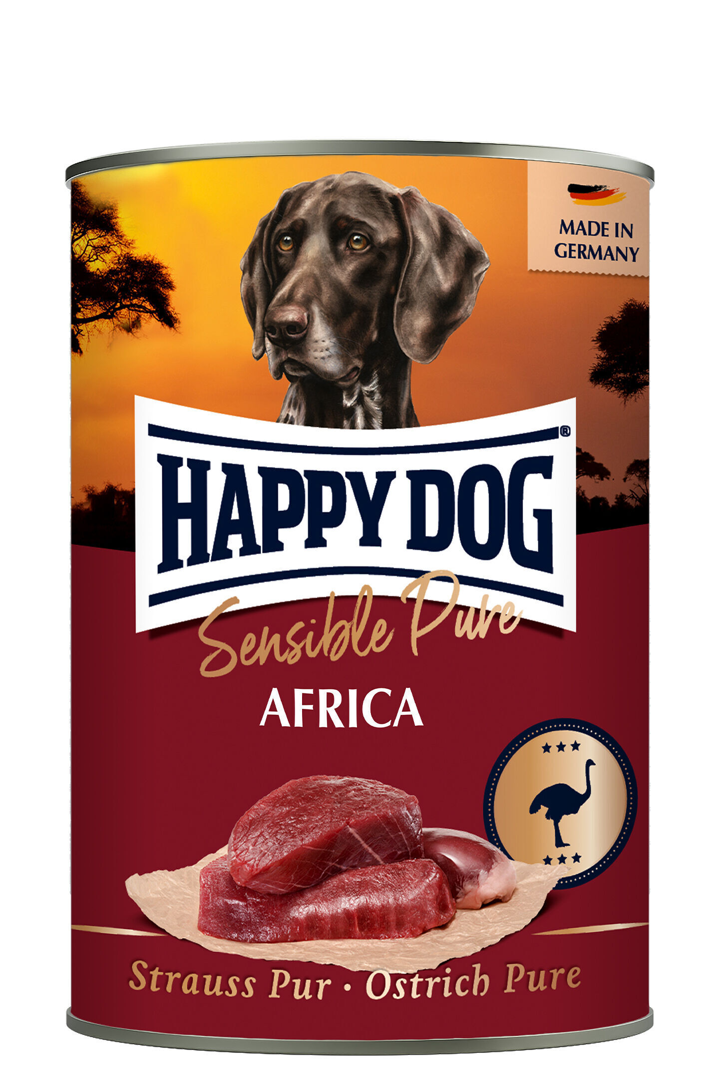 Eine Dose Hundefutter der Marke "Happydog" zeigt einen Hund und Fleischstücke. Text: "Sensible Pure Africa, Strauss Pur, Ostrich Pure, Made in Germany". Sonnenuntergang im Hintergrund.