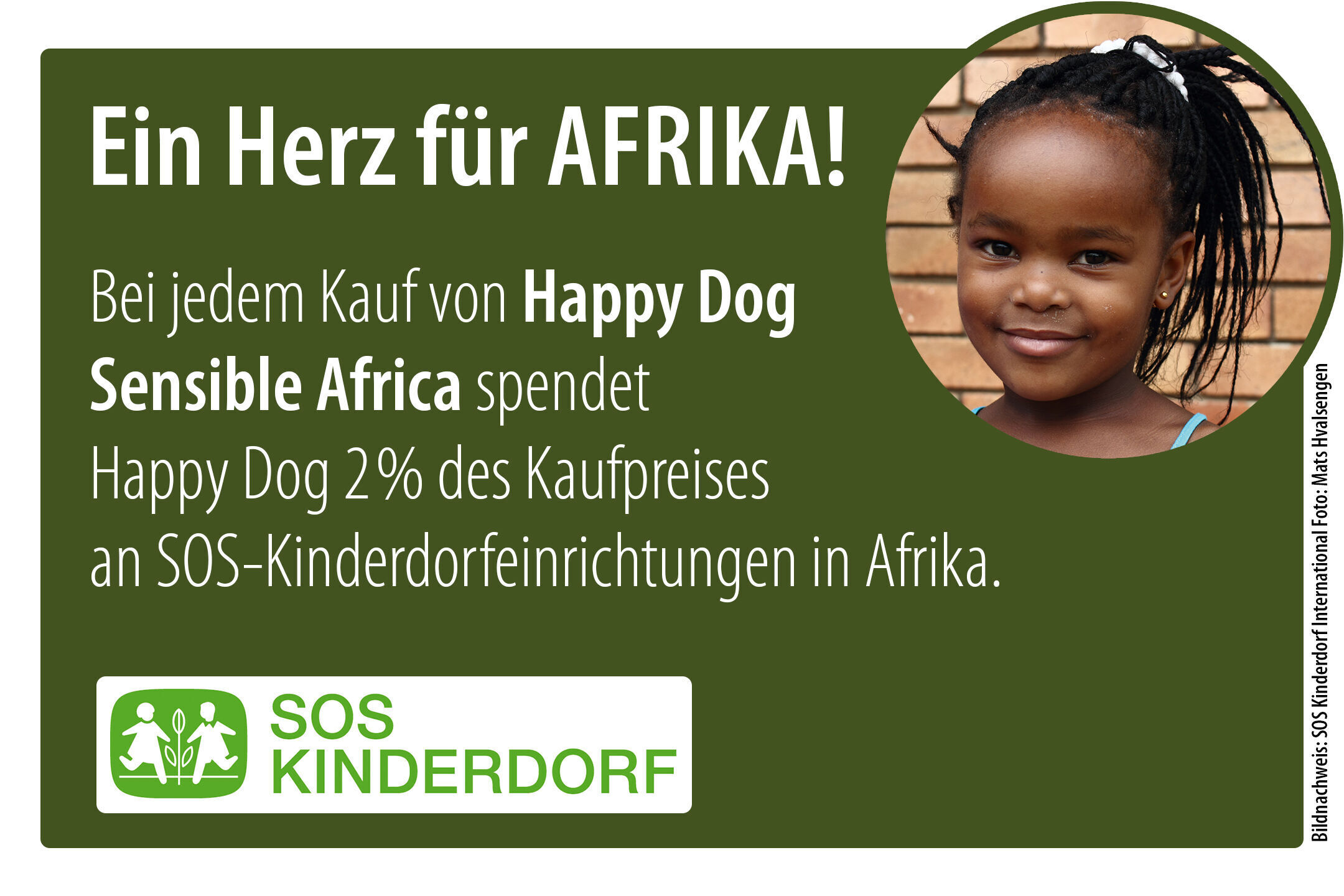 Grünes Banner mit Text: „Ein Herz für AFRIKA! Bei jedem Kauf von Happy Dog Sensible Africa spendet Happy Dog 2% des Kaufpreises an SOS-Kinderdorfeinrichtungen in Afrika.“ Bild eines lächelnden Mädchens. SOS-Kinderdorf-Logo.