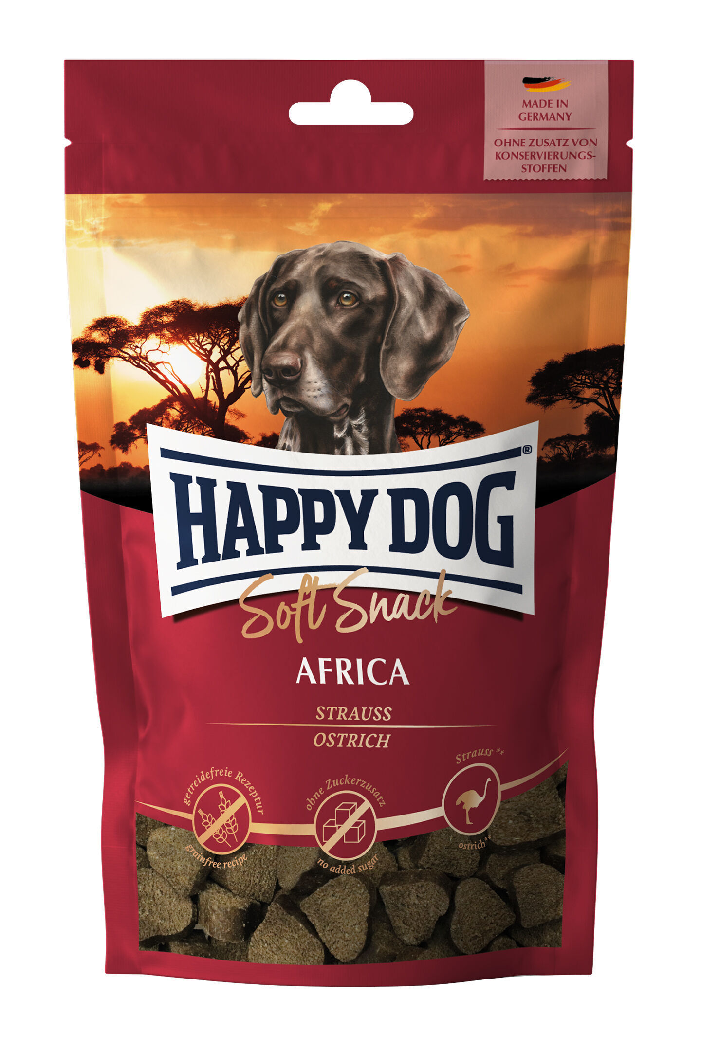 Verpackung von Hundefutter mit einem Hund vor afrikanischer Savannenlandschaft. Text: "Happy Dog Soft Snack Africa Strauß. Made in Germany. Ohne Zusatz von Konservierungsstoffen."