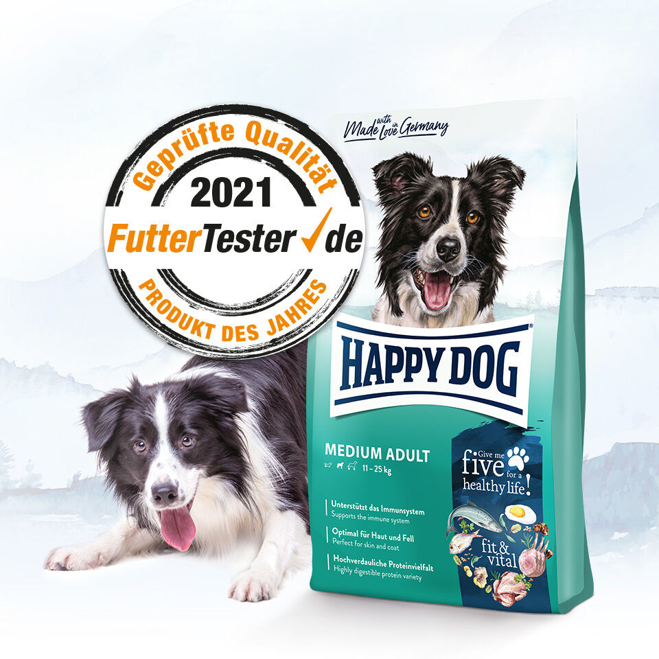 Darstellung der Produktverpackung Happy Dog fit und vital Medium Adult. Eine Auszeichnung von FutterTester mit dem Produkt des Jahres 2021 sowie ein schwarz weißer Hund sind daneben abgebildet.
