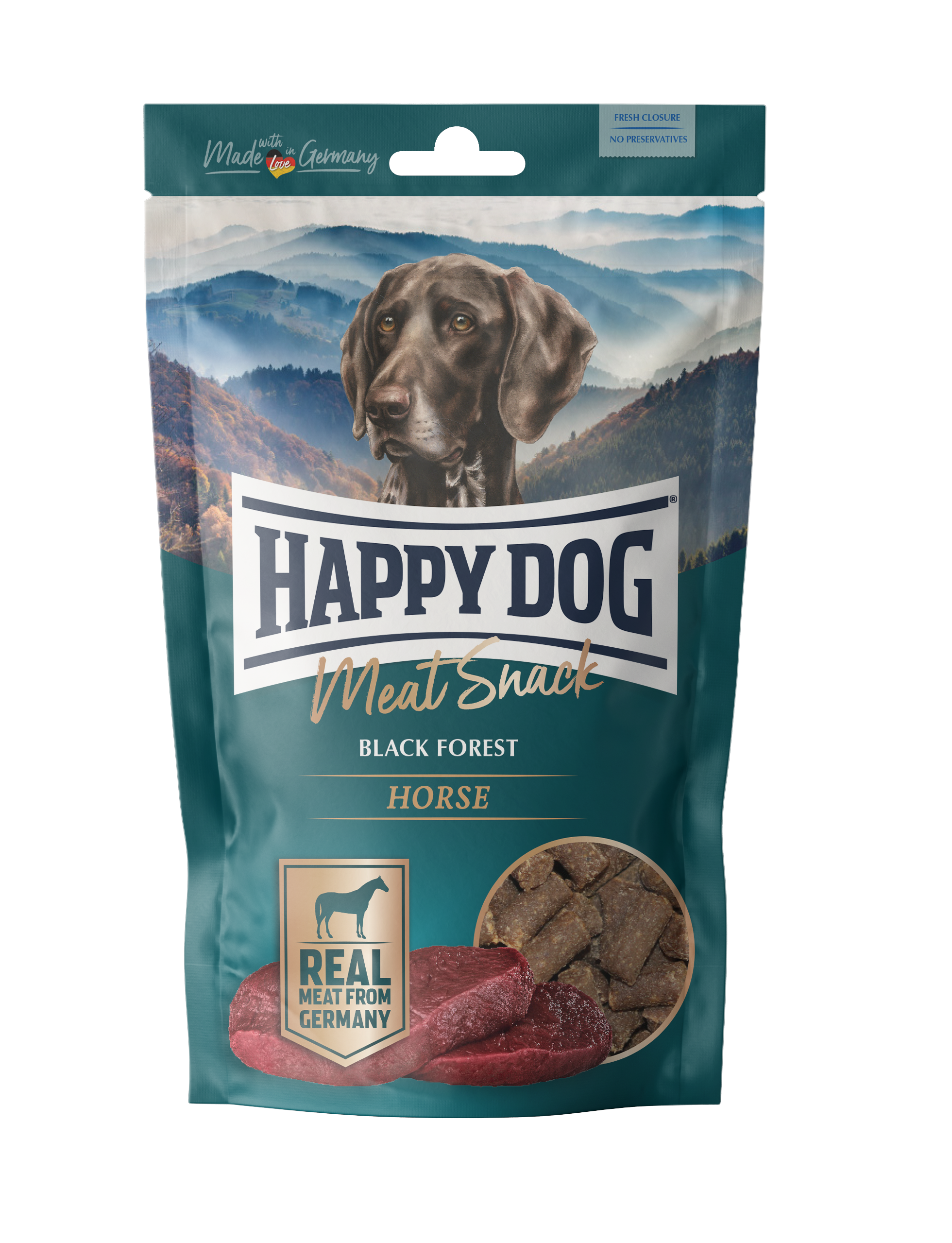 Verpackung mit Hunde-Snack „Happy Dog Meat Snack Black Forest Horse“. Enthält echtes Pferdefleisch aus Deutschland. Hintergrund zeigt Waldlandschaft. Text: „Fresh Closure, No Preservatives“.