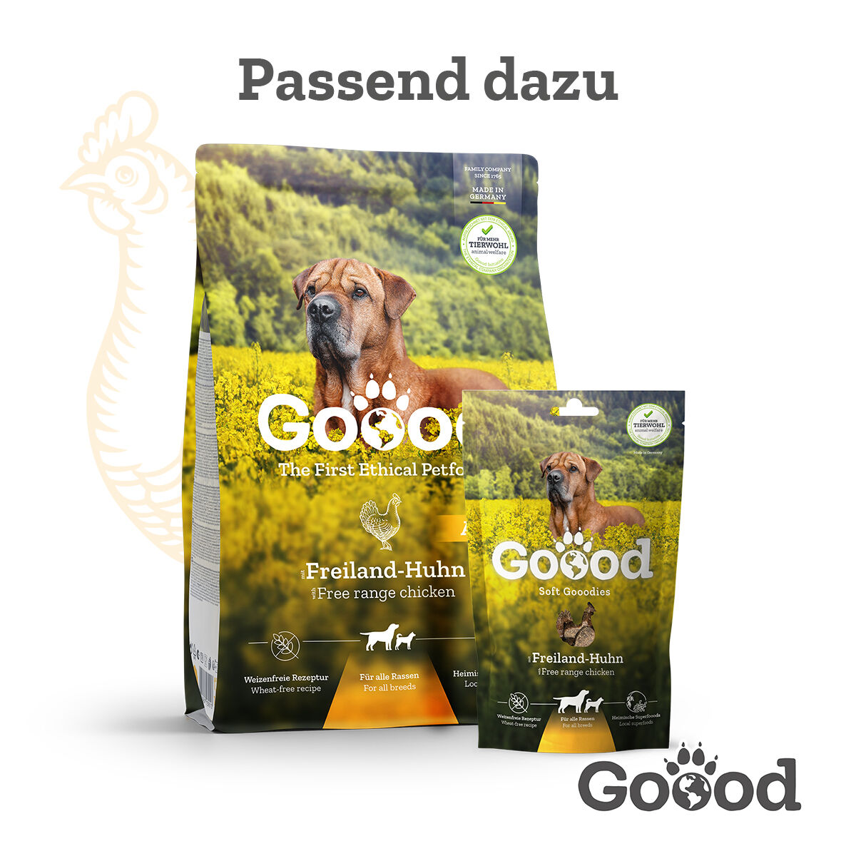 Zwei Verpackungen Hundefutter von Goood, eine große und eine kleine, vor Naturhintergrund. Text: „Freiland-Huhn“, „Passend dazu“, „Wheat-free recipe“, „Für alle Rassen“.