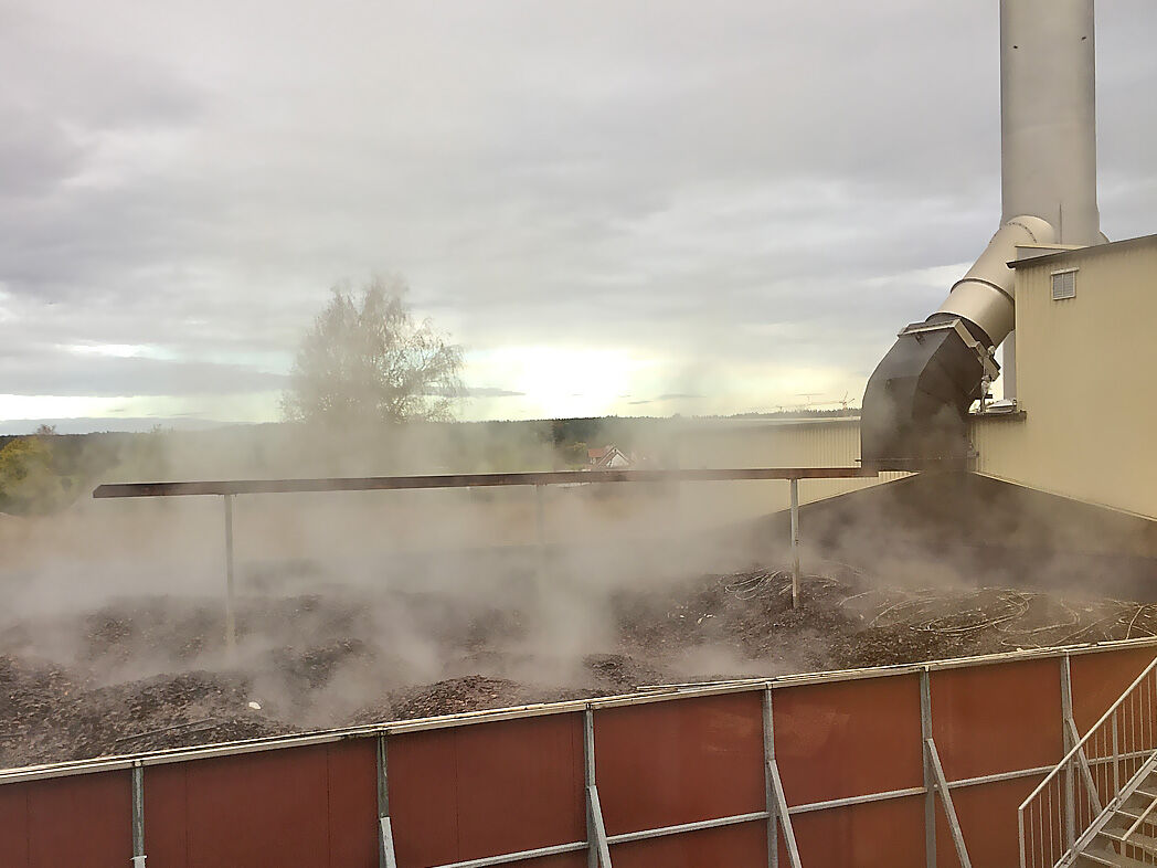 Bioluftfilteranlage in Wehringen, die die warme, intensiv riechende Abluft aus der Produktion abkühlt und deren Geruch neutralisiert