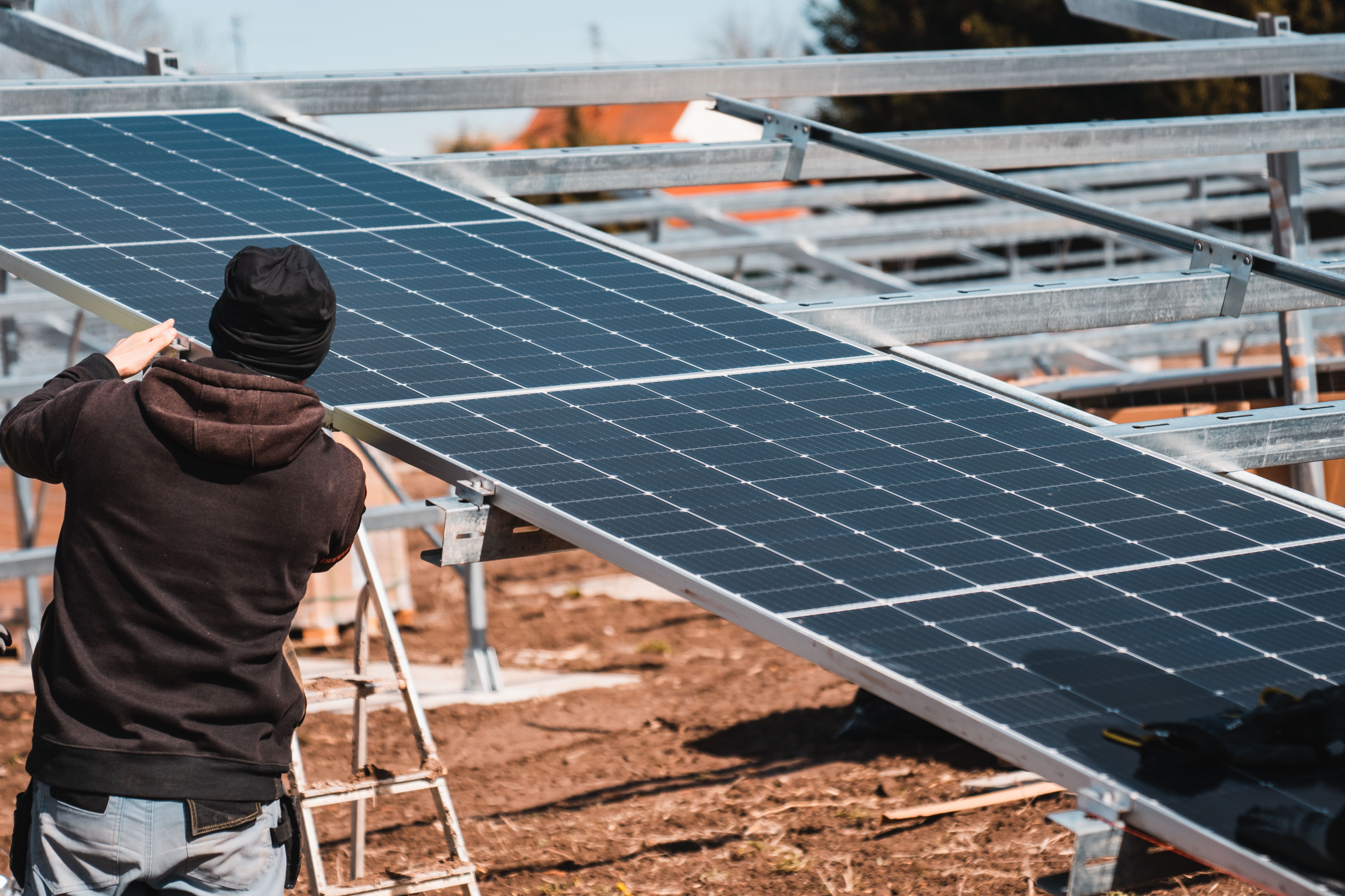 Ein Solarfeld wird aufgebaut.