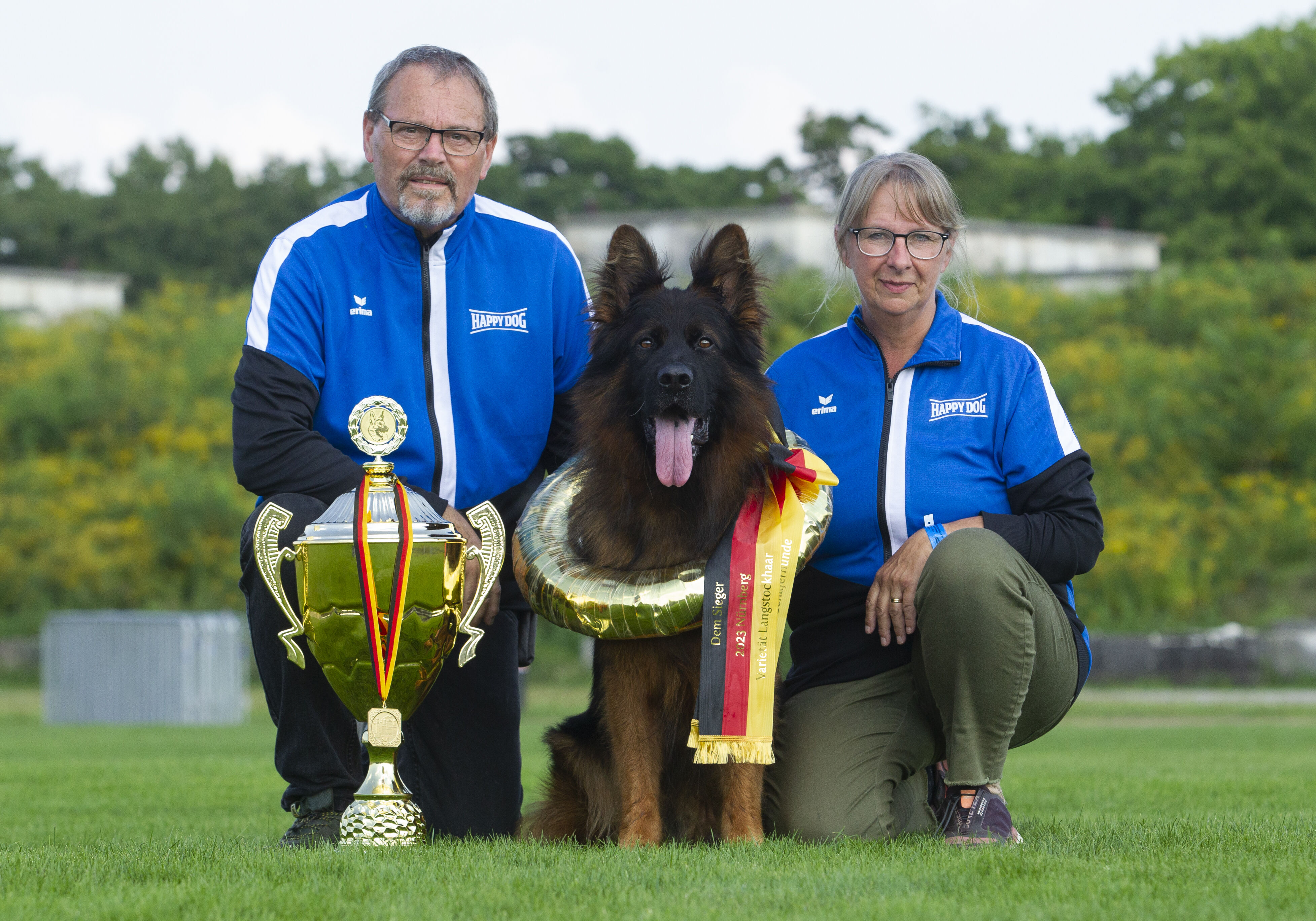 Schäferhund mit Medaille und Pokal bei der Bundessiegerzuchtschau