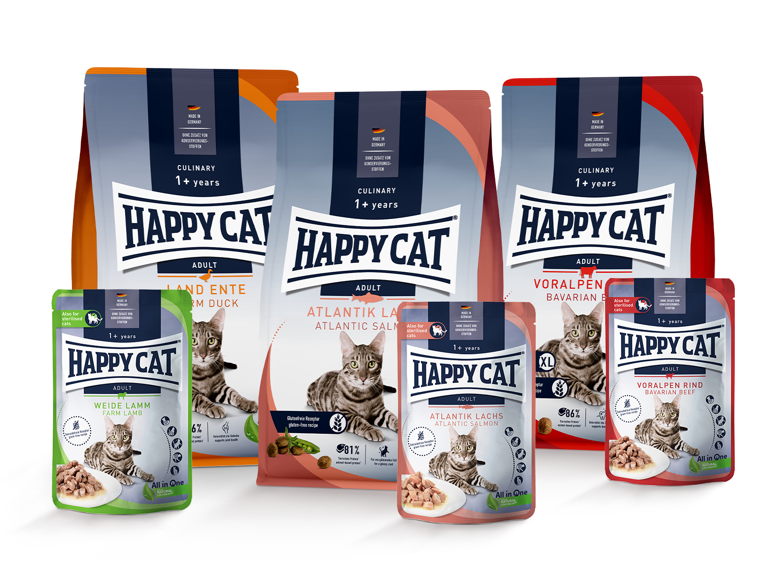 Verschiedene Packungen von "Happy Cat" Katzenfutter in unterschiedlichen Sorten, wie Ente, Lamm und Lachs, stehen gruppiert vor weißem Hintergrund. Die Verpackungen zeigen Katzenbilder und Sortenbeschreibungen.