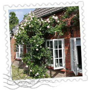 Briefmarke eines Hauses aus roten Ziegeln.