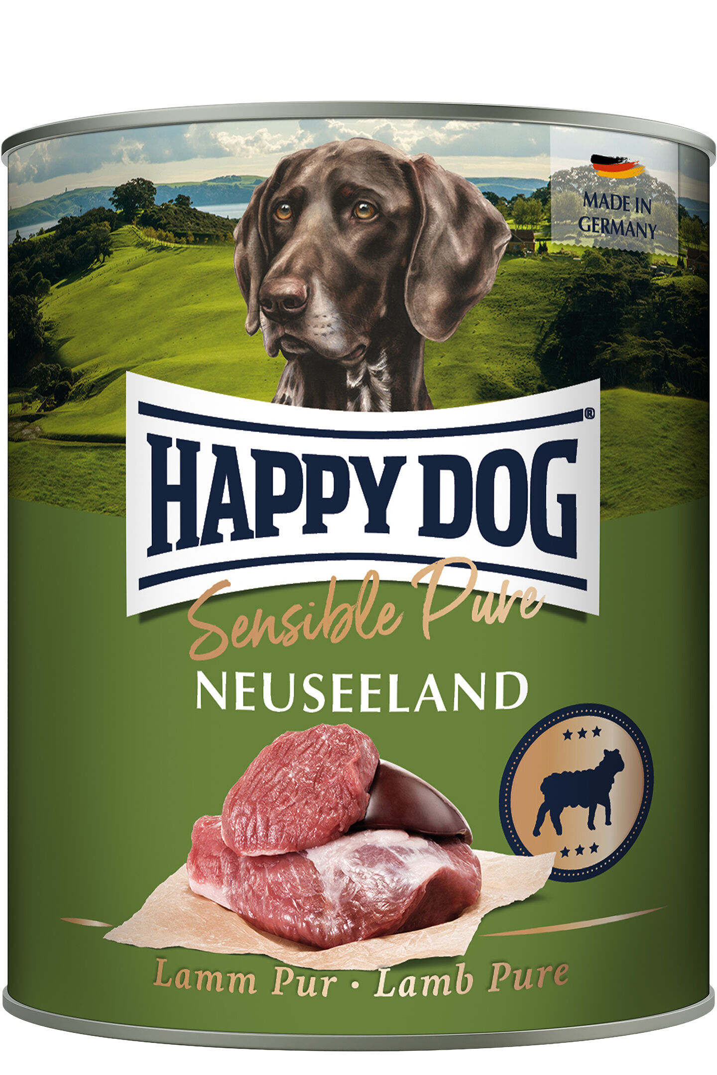 Hundefutterdose mit Hundebild, zeigt rohes Lammfleisch. Aufschrift: "HAPPY DOG Sensible Pure NEUSEELAND Lamm Pur - Lamb Pure." Landschaft im Hintergrund, "MADE IN GERMANY."
