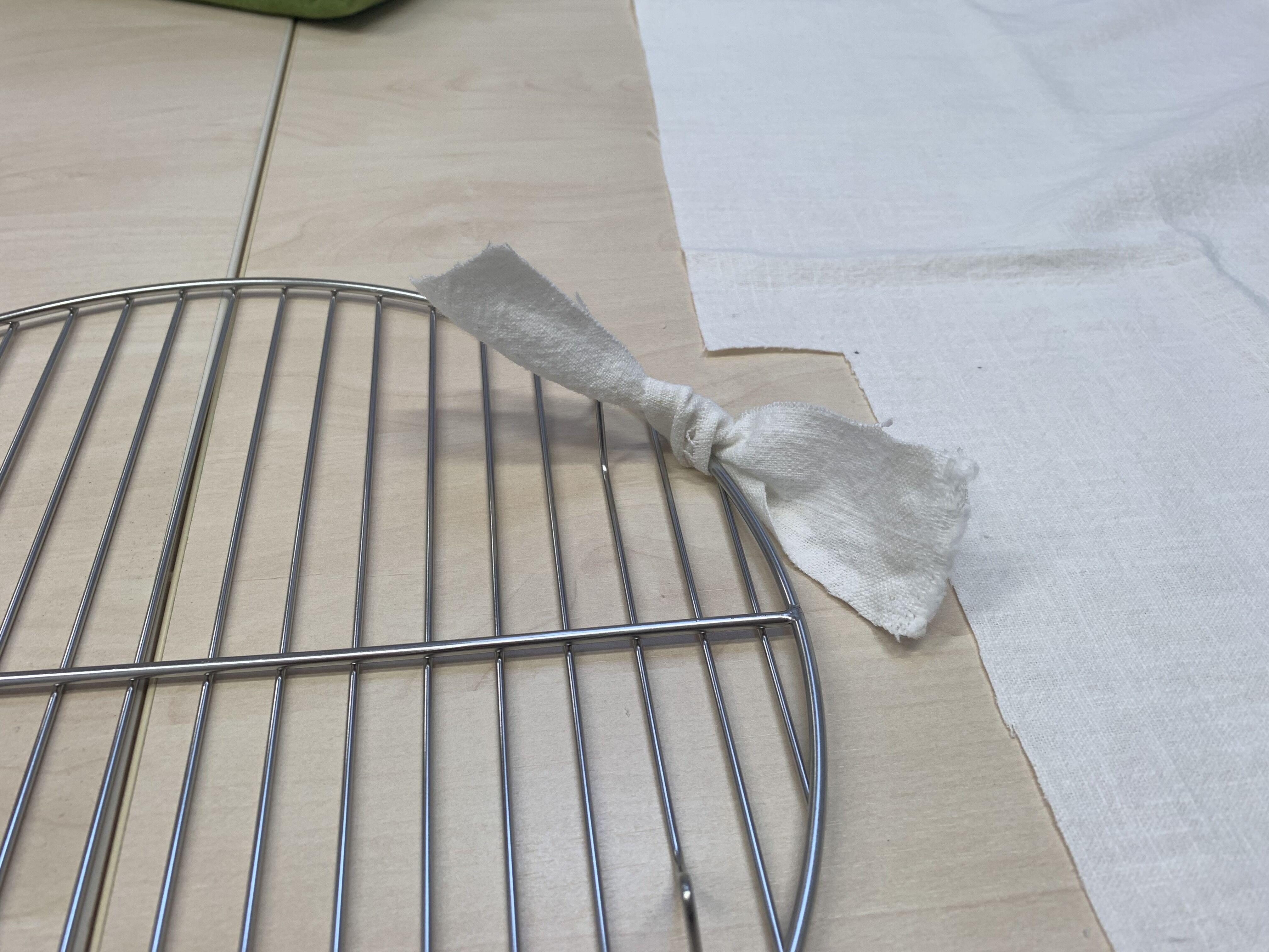Ein Stoffstreifen ist bei dem Abkühlgitter festgeknotet.