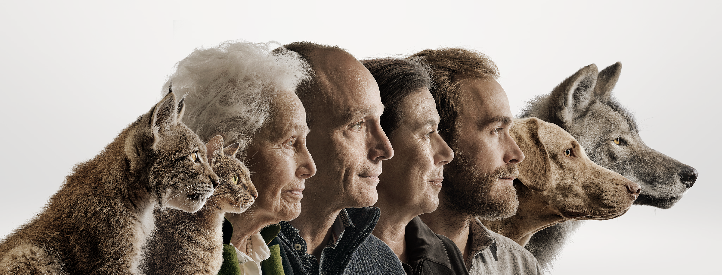 Die Familie Müller sowie Katzen und Hunde mit ihren Vorfahren stehen nebeneinander und schauen geradeaus.