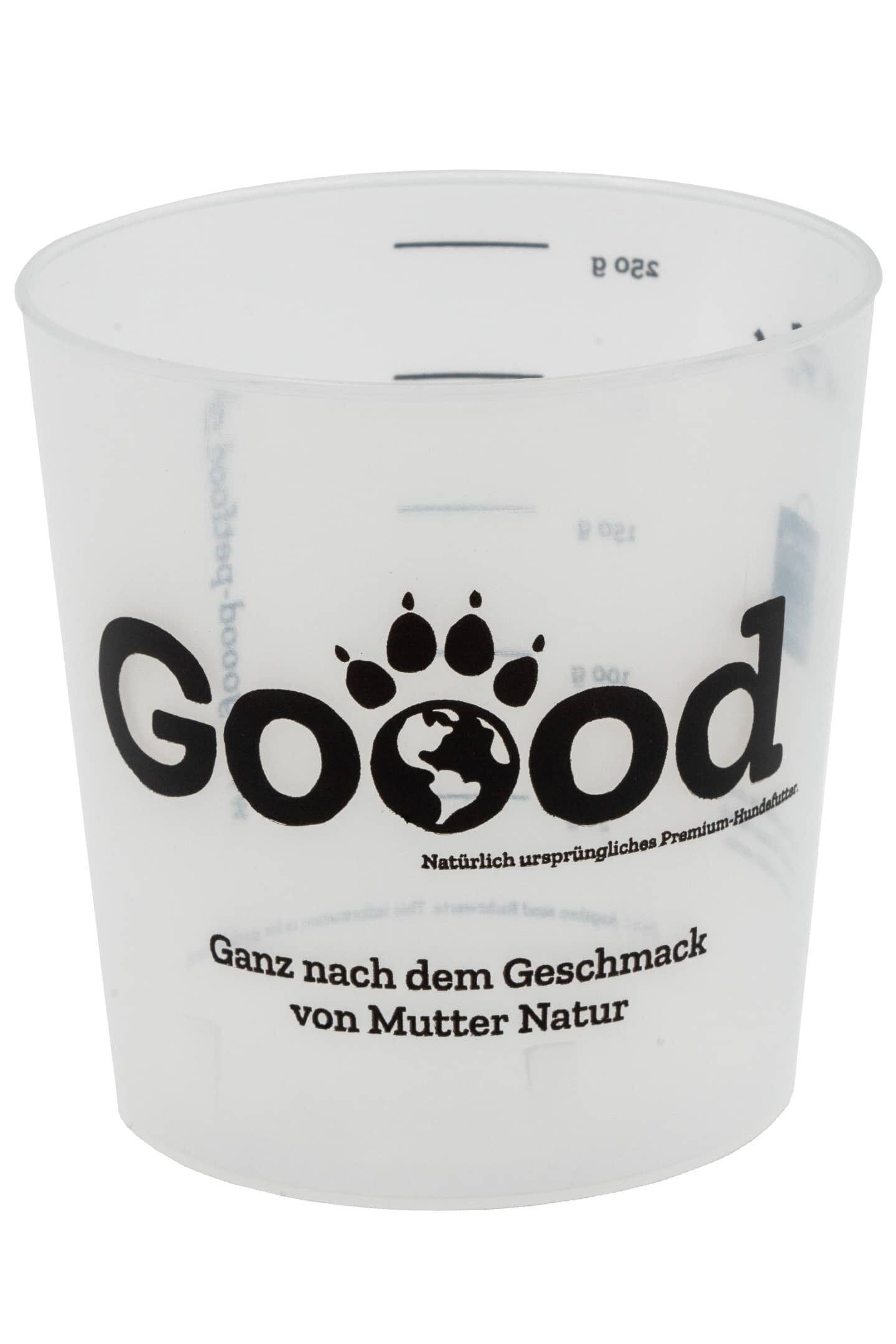 Messbecher Kunststoffmessbecher mit "Goood" Logo, Aufschrift "Ganz nach dem Geschmack von Mutter Natur", volumenmarkiert, auf weißem Hintergrund.