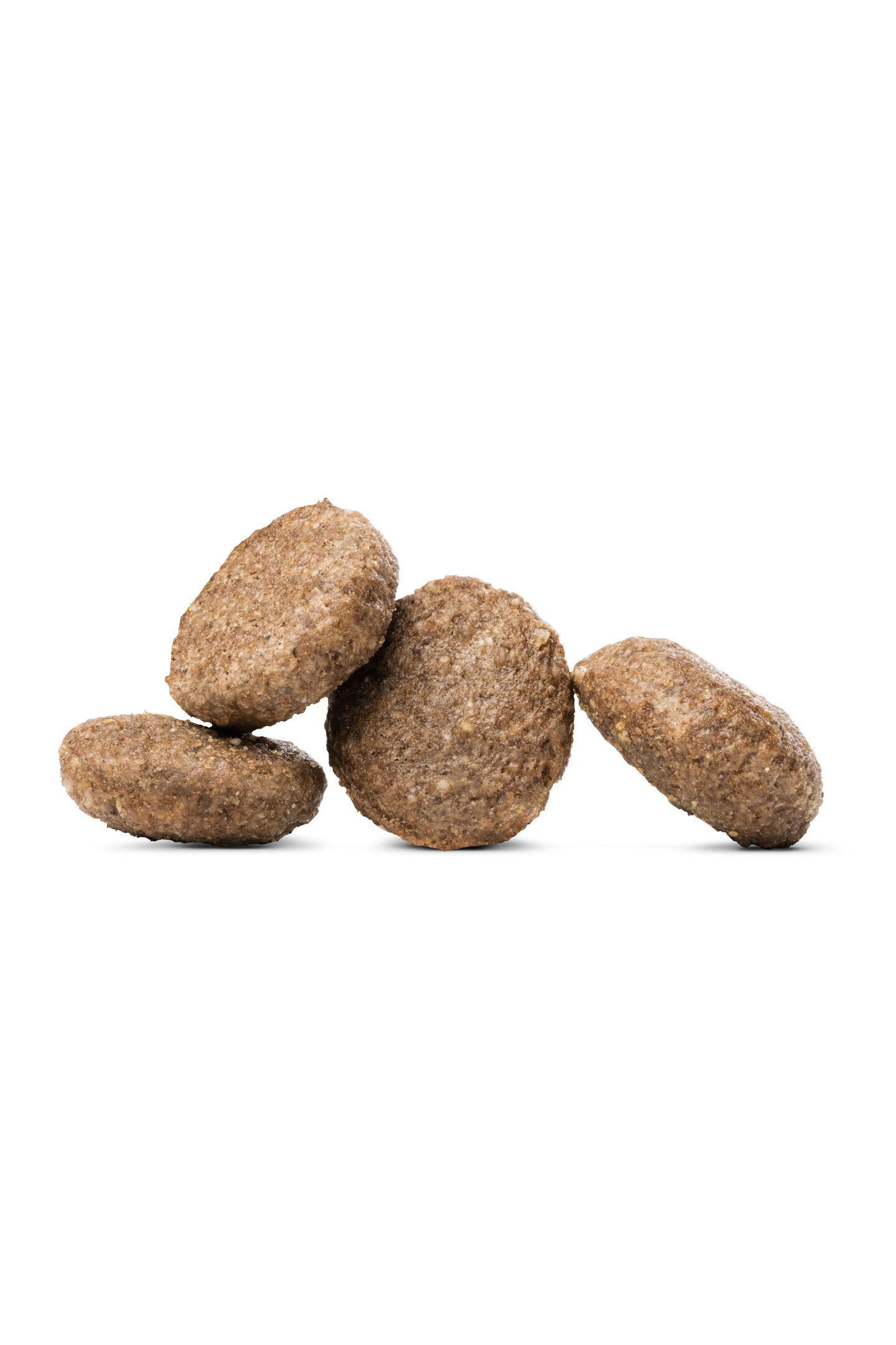 Vier runde, braune Hundekekse liegen auf einem weißen Hintergrund. Happydog bietet diese Snacks vermutlich als Leckerei für Hunde an.