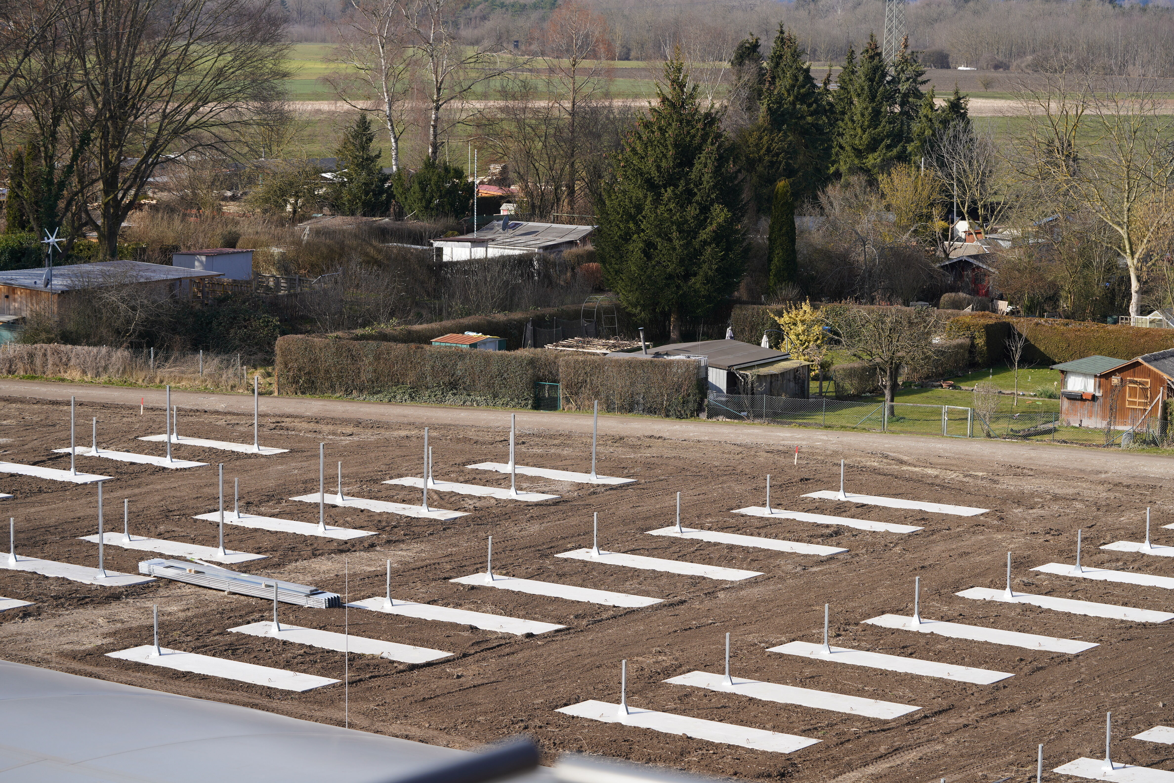 Luftaufnahme von einem Feld, auf dem Solarpaneele aufgebaut werden